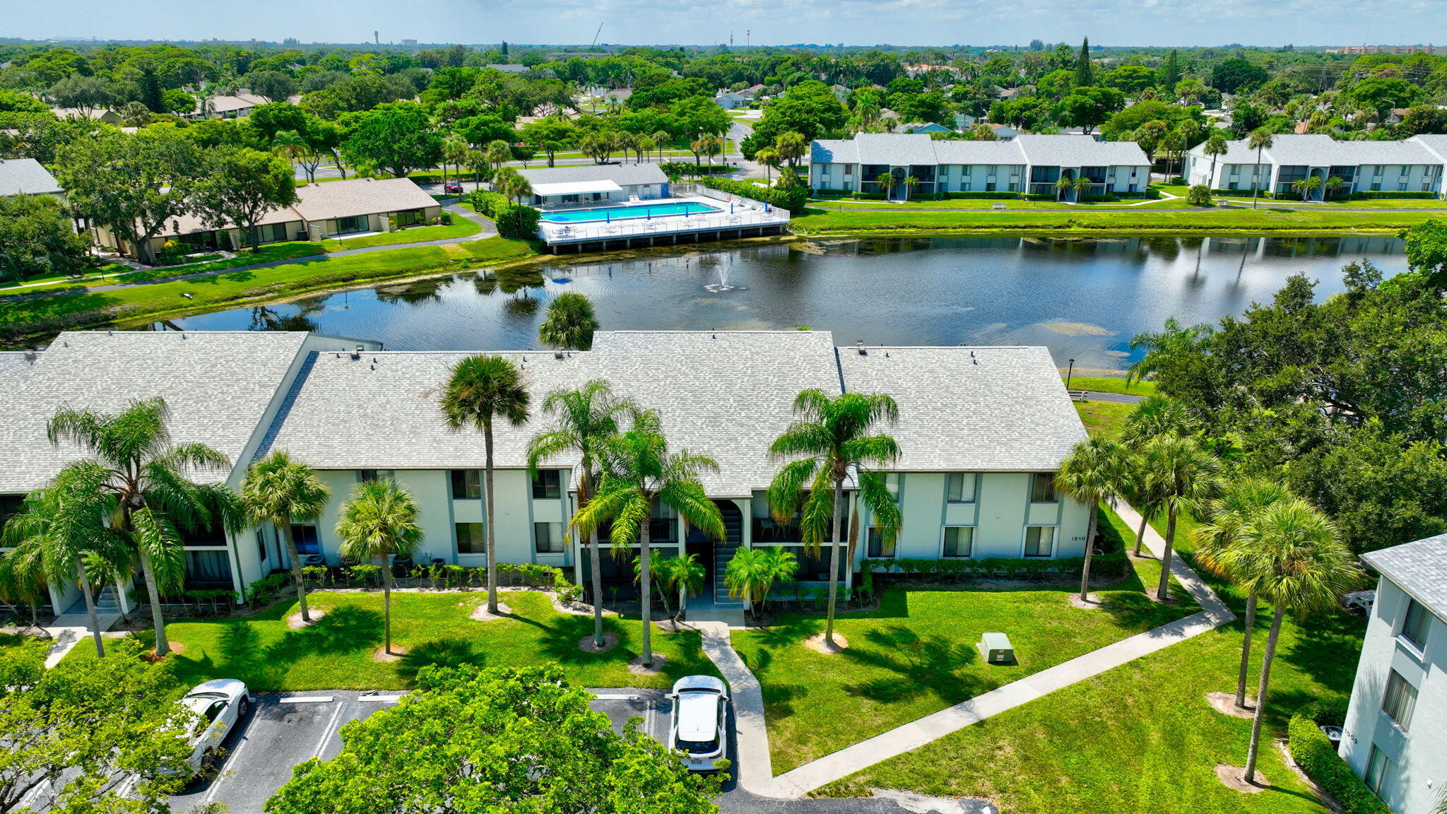 Foto de propiedad en 1010 Green Pine Boulevard F2, West Palm Beach, FL 33409 West Palm Beach con MLS# 