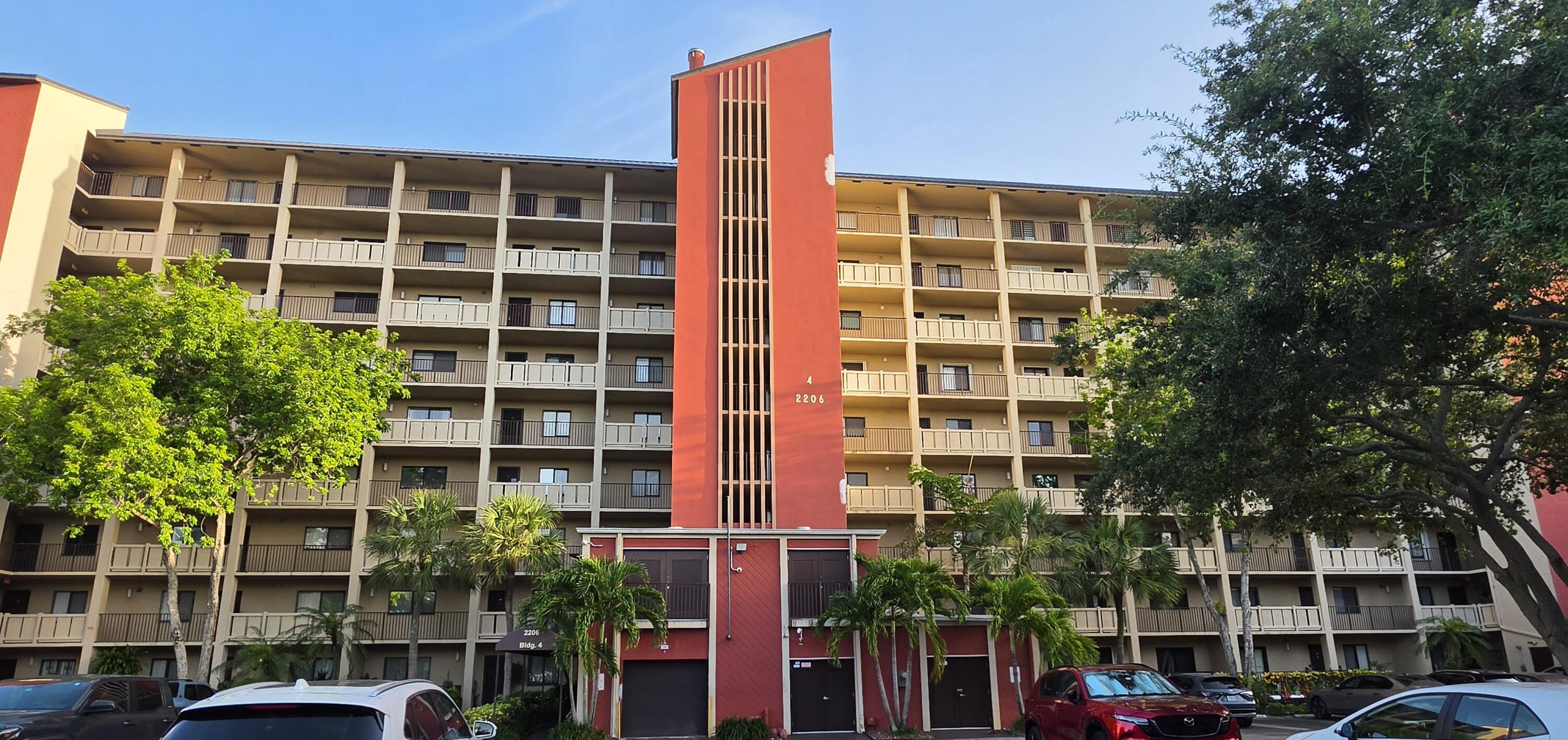 Foto de propiedad en 2206 S CYPRESS BEND Drive 504, Pompano Beach, FL 33069 Pompano Beach con MLS# 