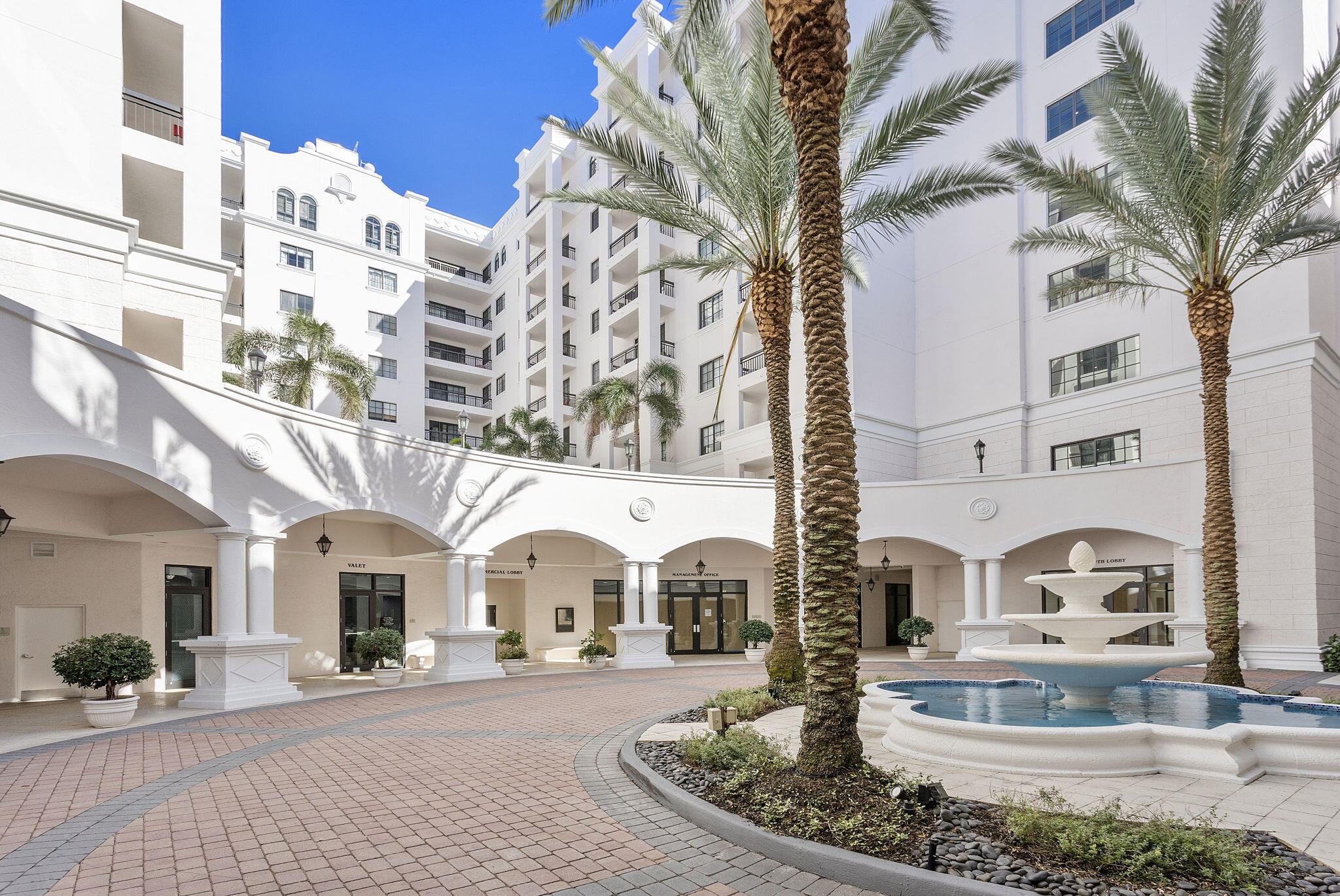 Foto de propiedad en 233 S Federal Highway 704, Boca Raton, FL 33432 Boca Raton con MLS# 
