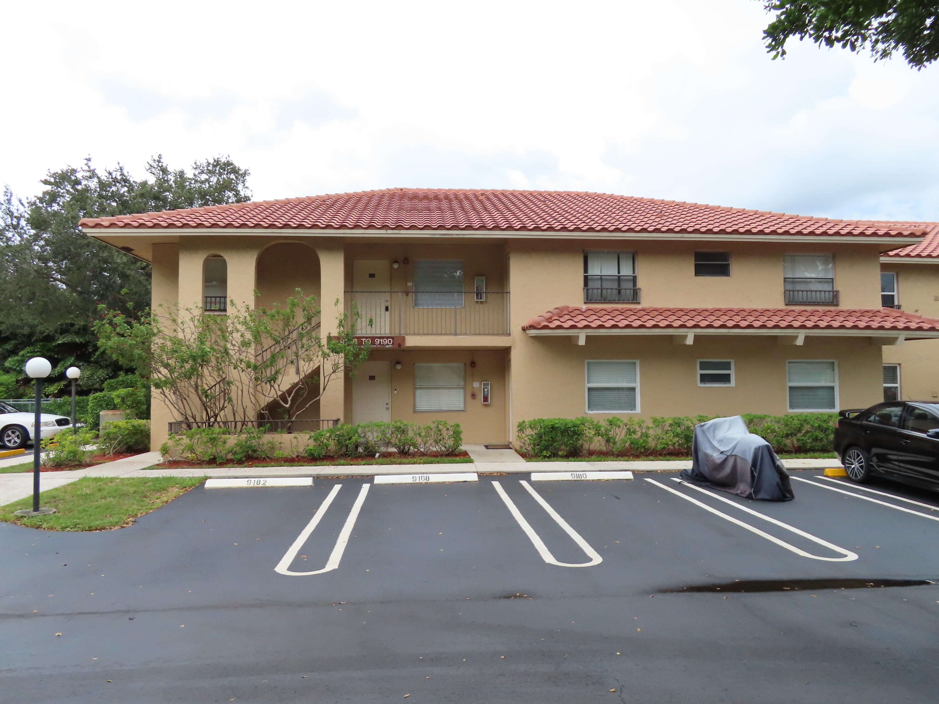 Foto de propiedad en 9180 NW 40th Street 9180, Coral Springs, FL 33065 Coral Springs con MLS# 