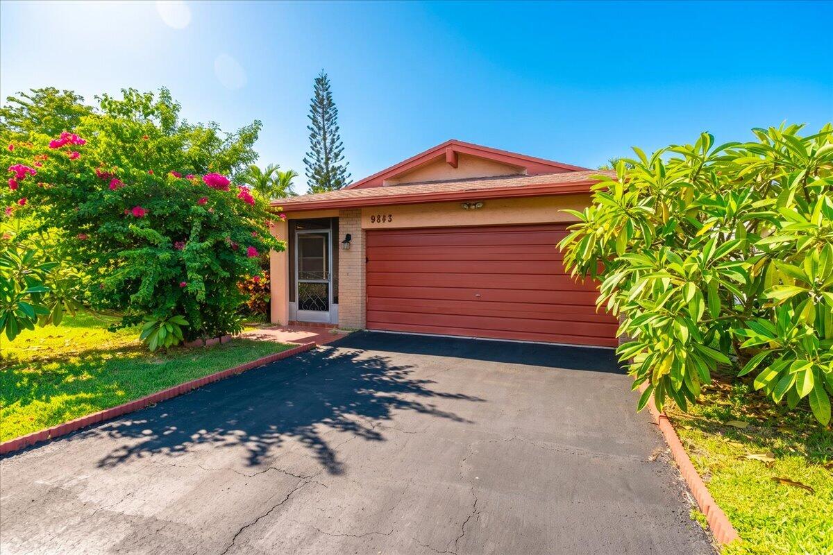 Foto de propiedad en 9843 NW 75TH Court NW, Tamarac, FL 33321 Tamarac con MLS# 