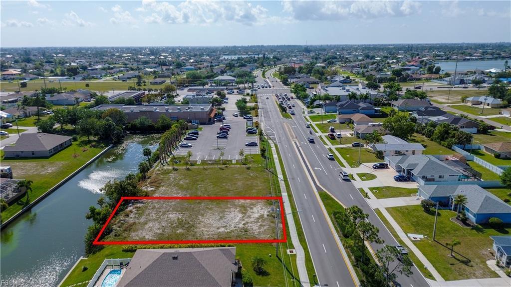 Foto de propiedad en 136 NICHOLAS Parkway W, Cape Coral, FL 33990 Cape Coral con MLS# 