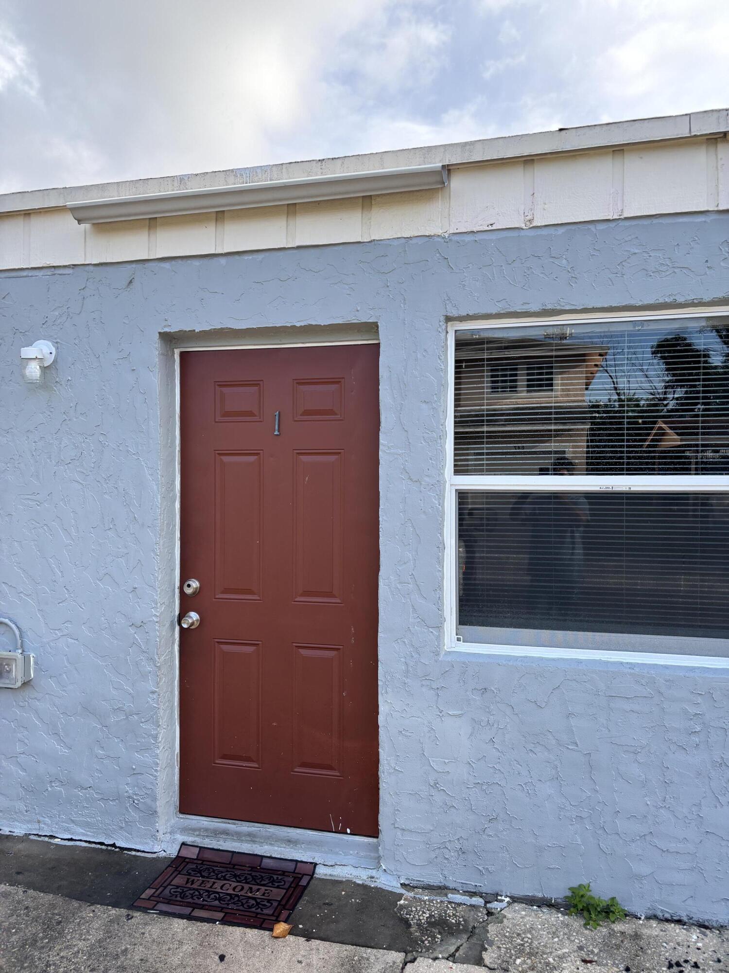 Foto de propiedad en 646 Latona Avenue Apt 1, Lake Worth Beach, FL 33460 Lake Worth Beach con MLS# 