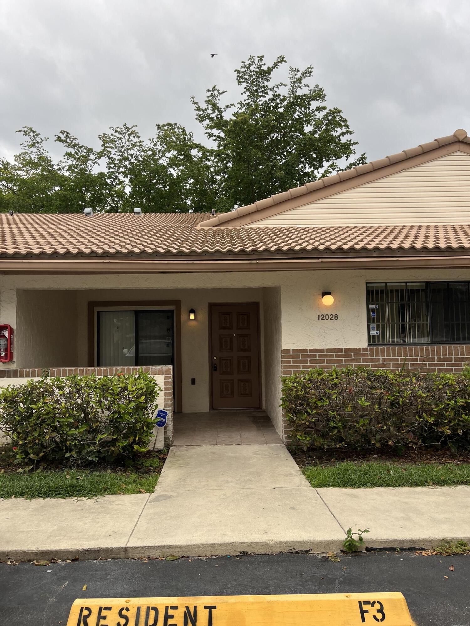 Foto de propiedad en 12028 ROYAL PALM Boulevard 3-F, Coral Springs, FL 33065 Coral Springs con MLS# 