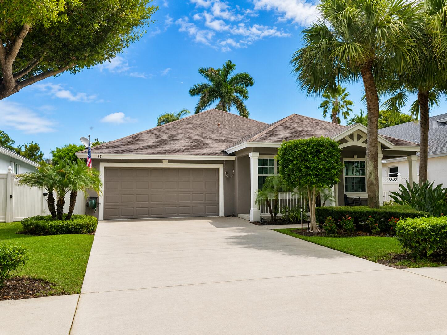 Foto de propiedad en 241 CLOCKTOWER Drive, Jupiter, FL 33458 Jupiter con MLS# 