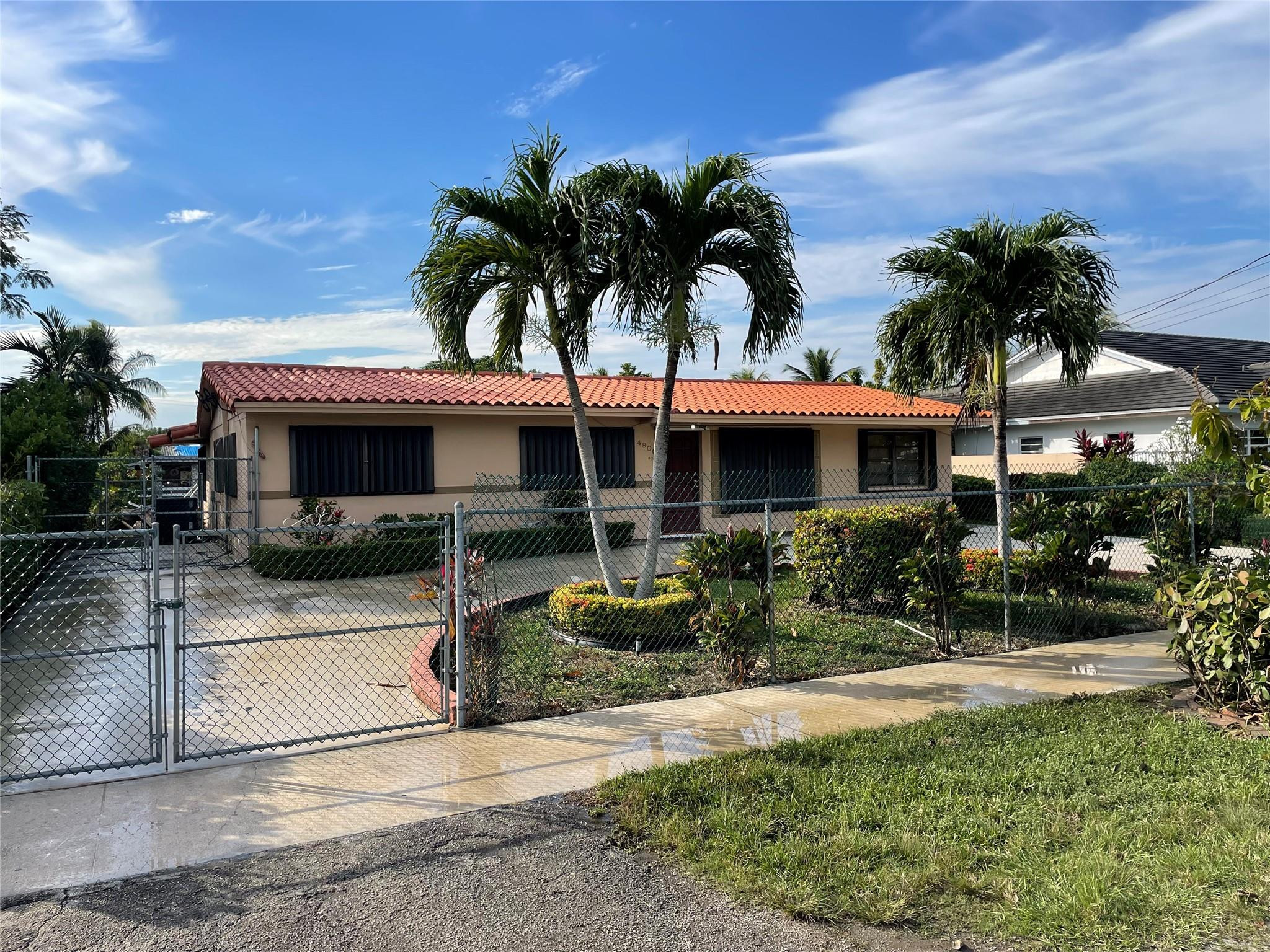 Foto de propiedad en 4900 SW 103RD Place 1, Miami, FL 33165 Miami con MLS# 