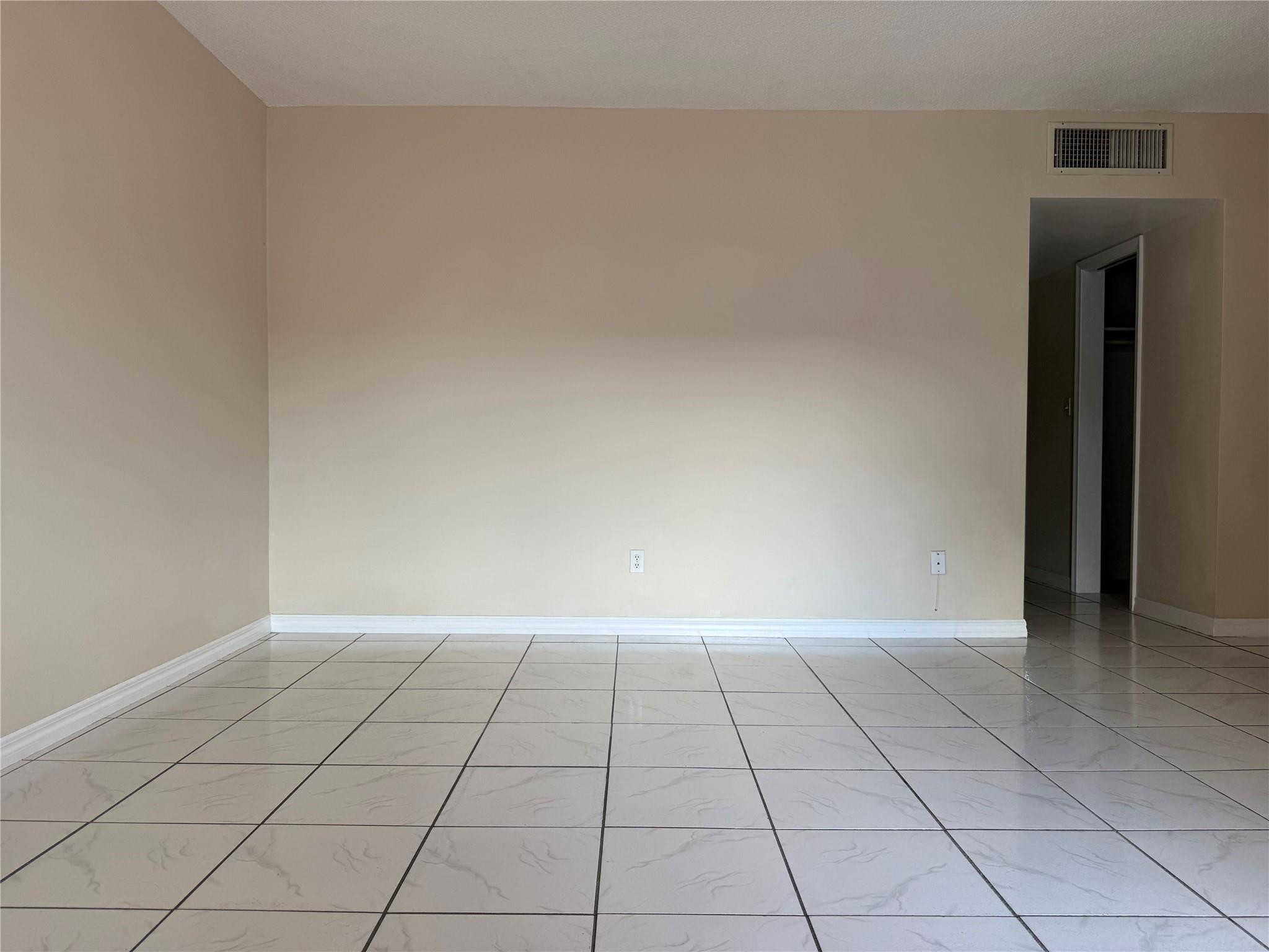 Foto de propiedad en 4928 Hollywood Boulevard 10, Hollywood, FL 33021 Hollywood con MLS# 