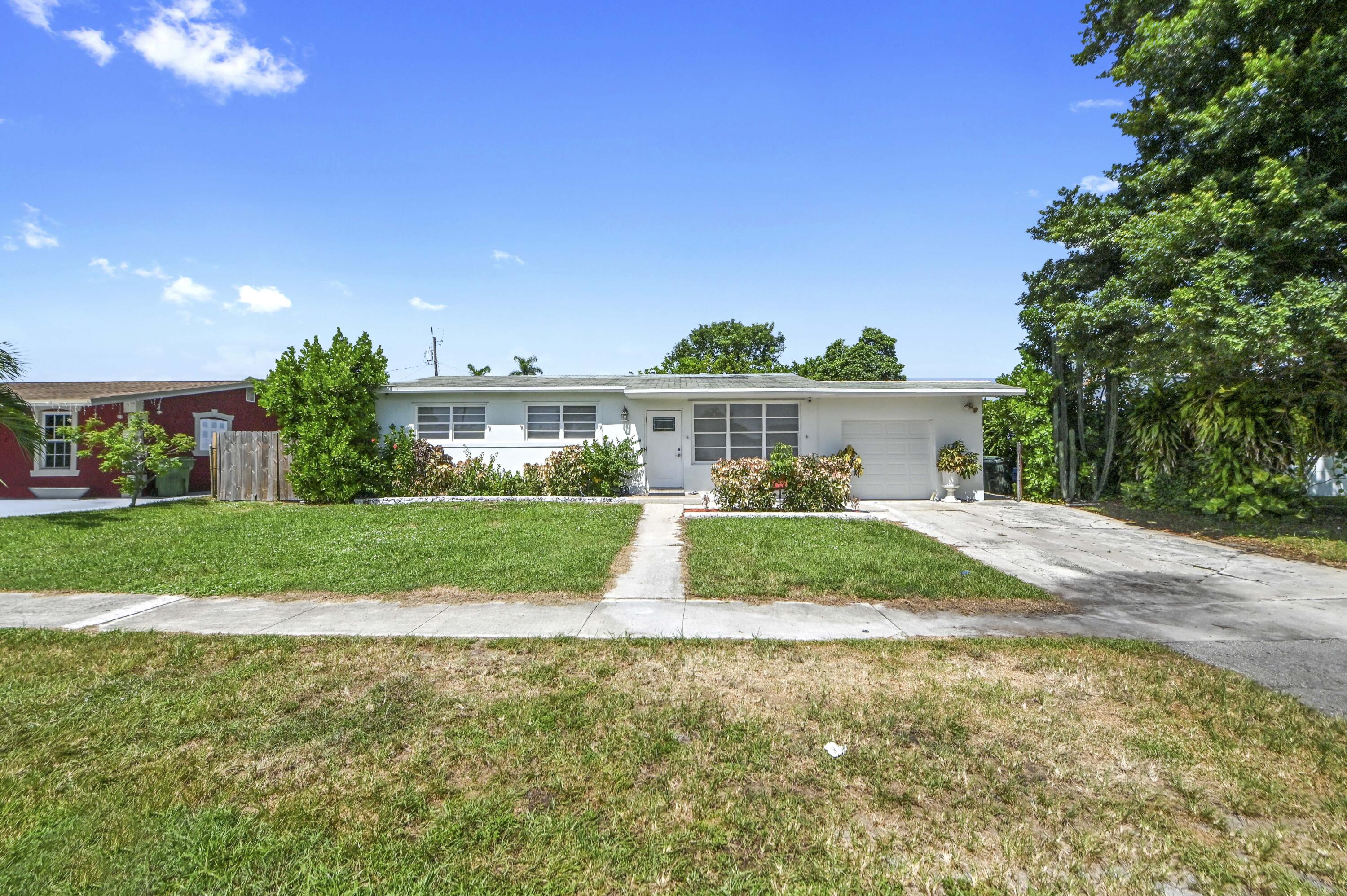 Foto de propiedad en 149 Cayman Drive, Palm Springs, FL 33461 Palm Springs con MLS# 
