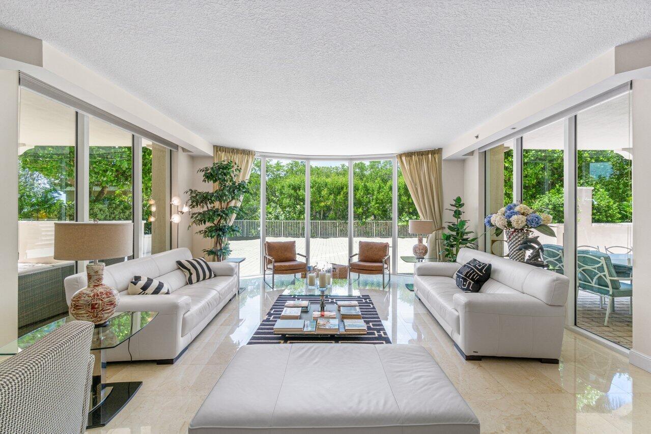 Foto de propiedad en 3720 S Ocean Boulevard 108, Highland Beach, FL 33487 Highland Beach con MLS# 