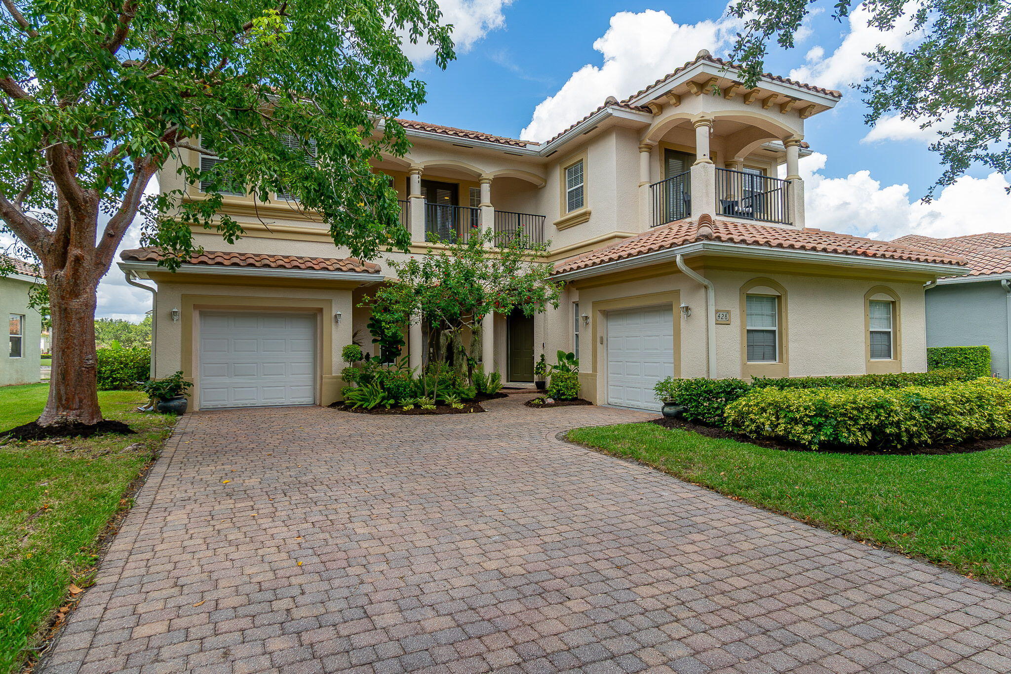 Foto de propiedad en 428 Cresta Circle, West Palm Beach, FL 33413 West Palm Beach con MLS# 