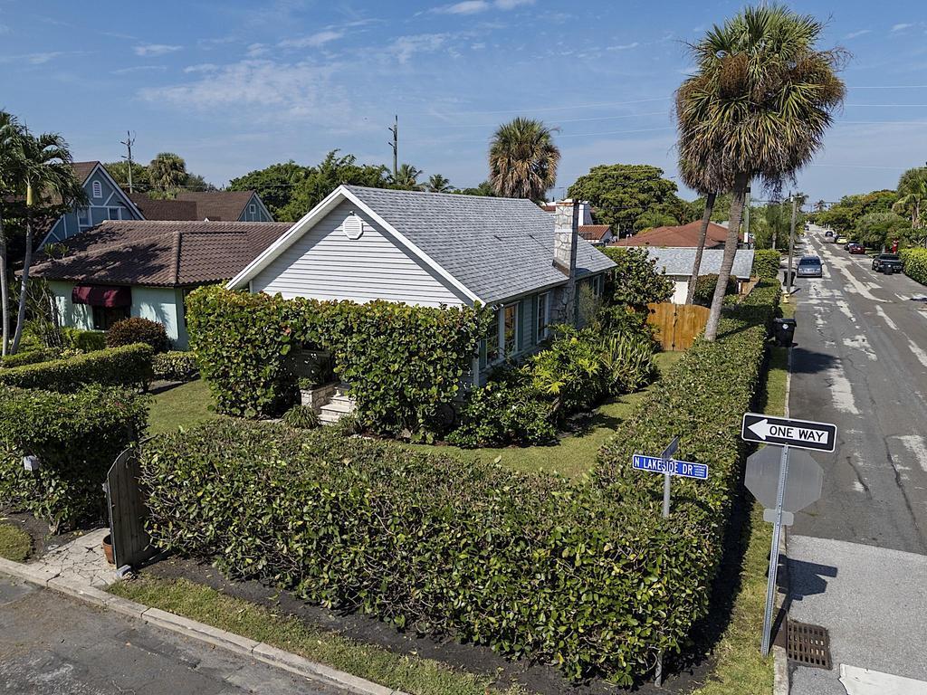 Foto de propiedad en 629 N Lakeside Drive, Lake Worth Beach, FL 33460 Lake Worth Beach con MLS# 