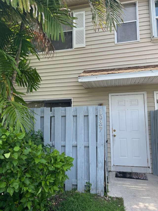Foto de propiedad en 1937 NE 15TH Avenue, Fort Lauderdale, FL 33305 Fort Lauderdale con MLS# 