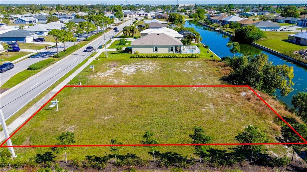 Foto de propiedad en 132 NICHOLAS Parkway E, Cape Coral, FL 33990 Cape Coral con MLS# 