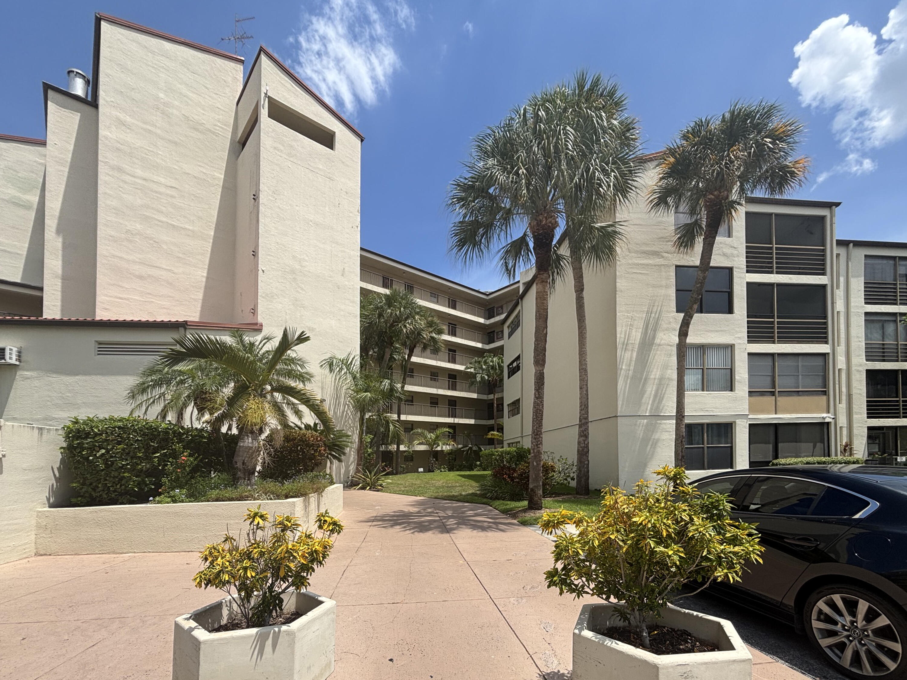 Foto de propiedad en 2306 S Cypress Bend Drive 420, Pompano Beach, FL 33069 Pompano Beach con MLS# 