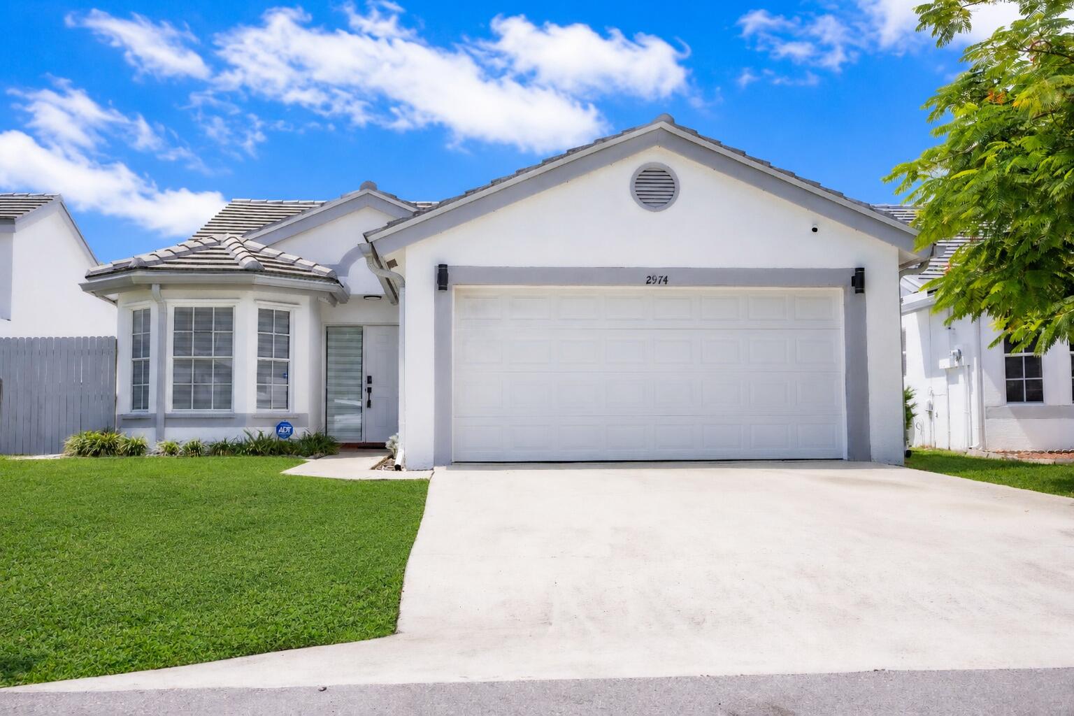 Foto de propiedad en 2974 TORREY PINE Lane, Lake Worth, FL 33462 Lake Worth con MLS# 