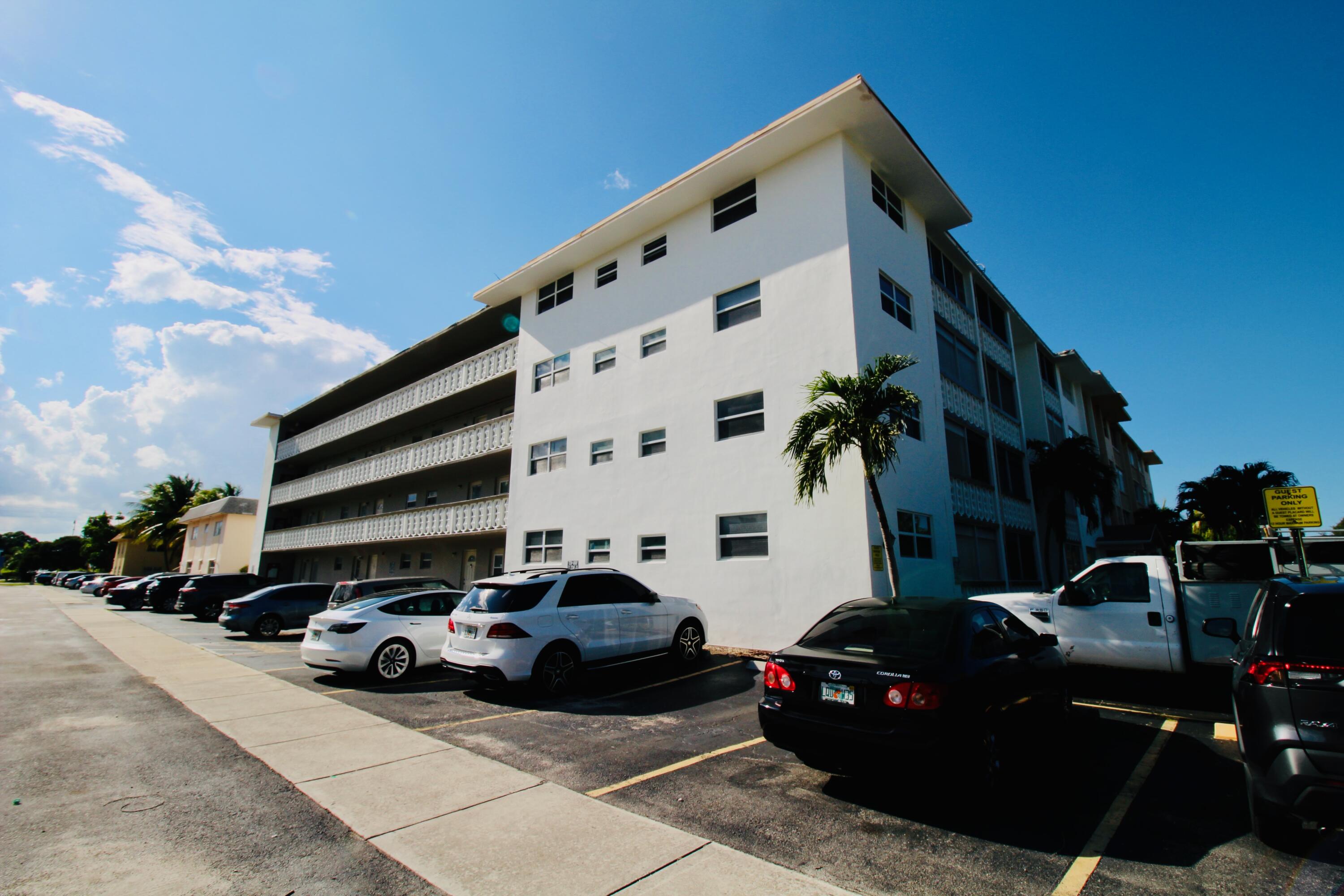 Foto de propiedad en 211 NE 8TH Avenue 208, Hallandale Beach, FL 33009 Hallandale Beach con MLS# 