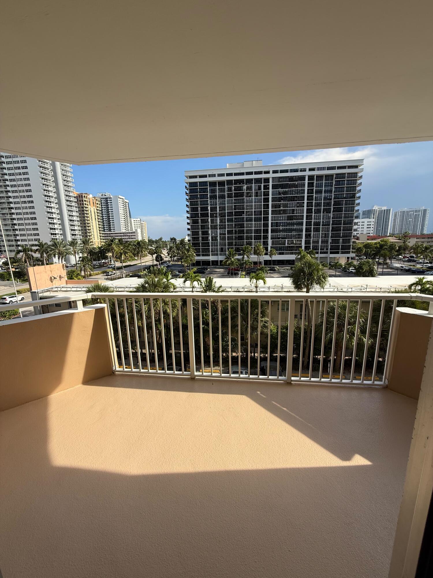 Foto de propiedad en 1985 S OCEAN Drive S 3L, Hallandale Beach, FL 33009 Hallandale Beach con MLS# 