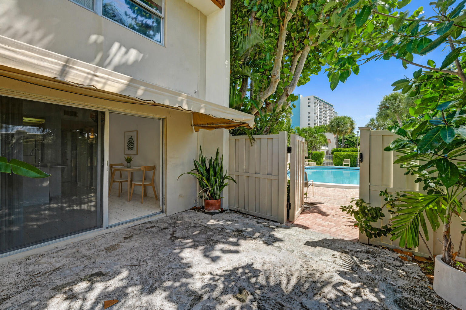 Foto de propiedad en 5555 N Ocean Boulevard 17, Lauderdale-By-The-Sea, FL 33308 Lauderdale-By-The-Sea con MLS# 