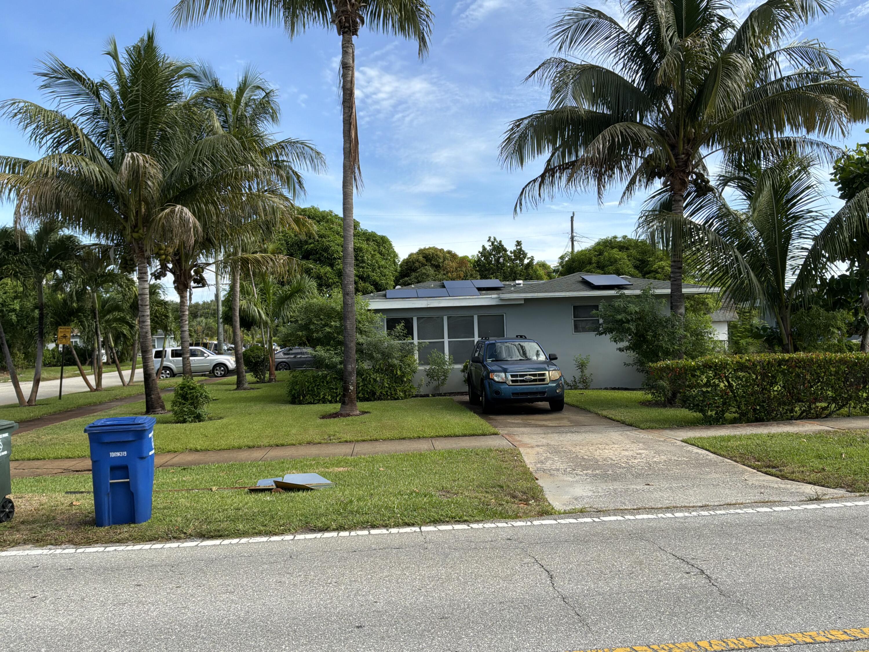 Foto de propiedad en 105 4TH Street 105, Lake Park, FL 33403 Lake Park con MLS# 