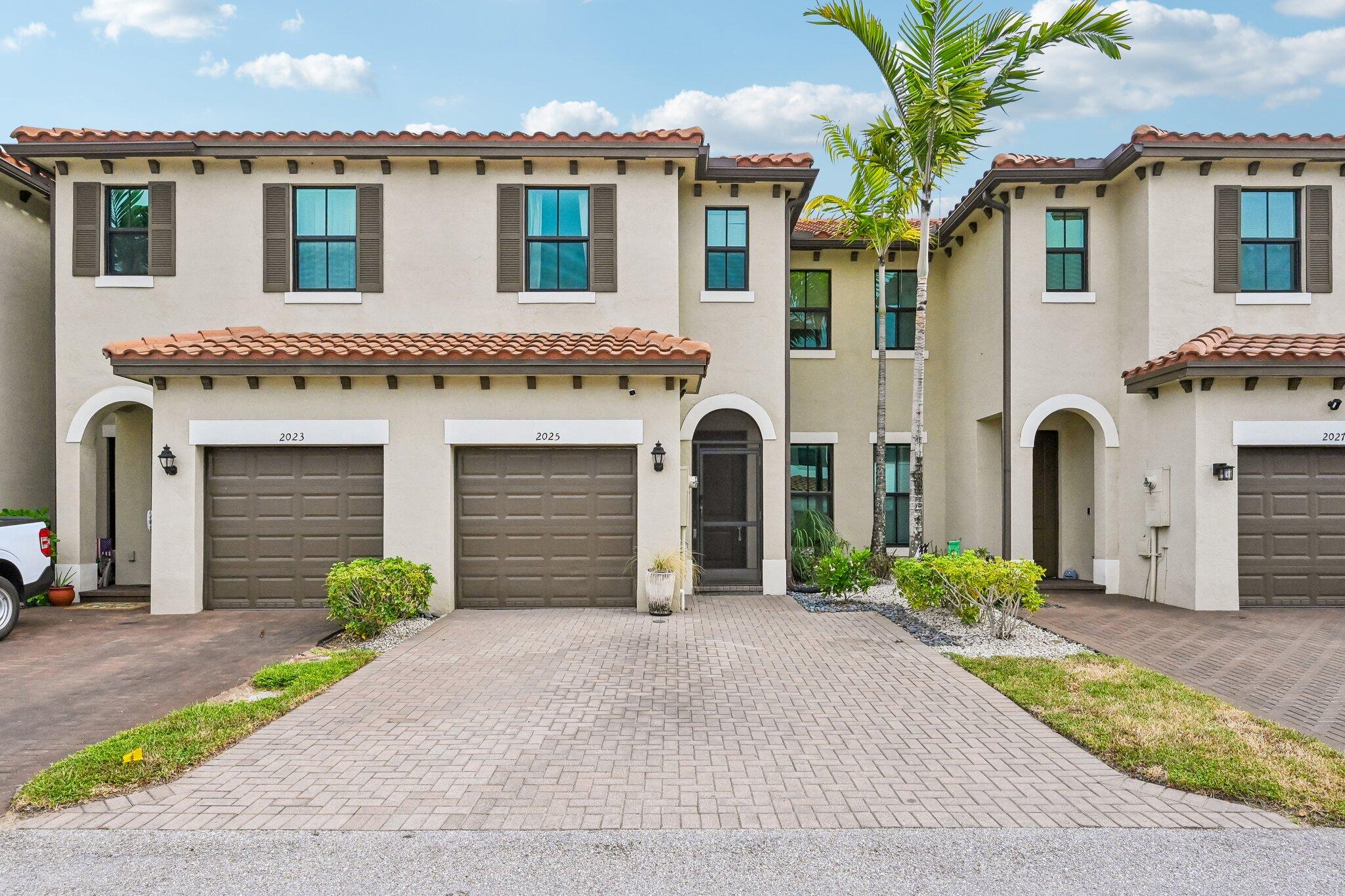 Foto de propiedad en 2025 OYSTERWOOD Lane, Riviera Beach, FL 33410 Riviera Beach con MLS# 