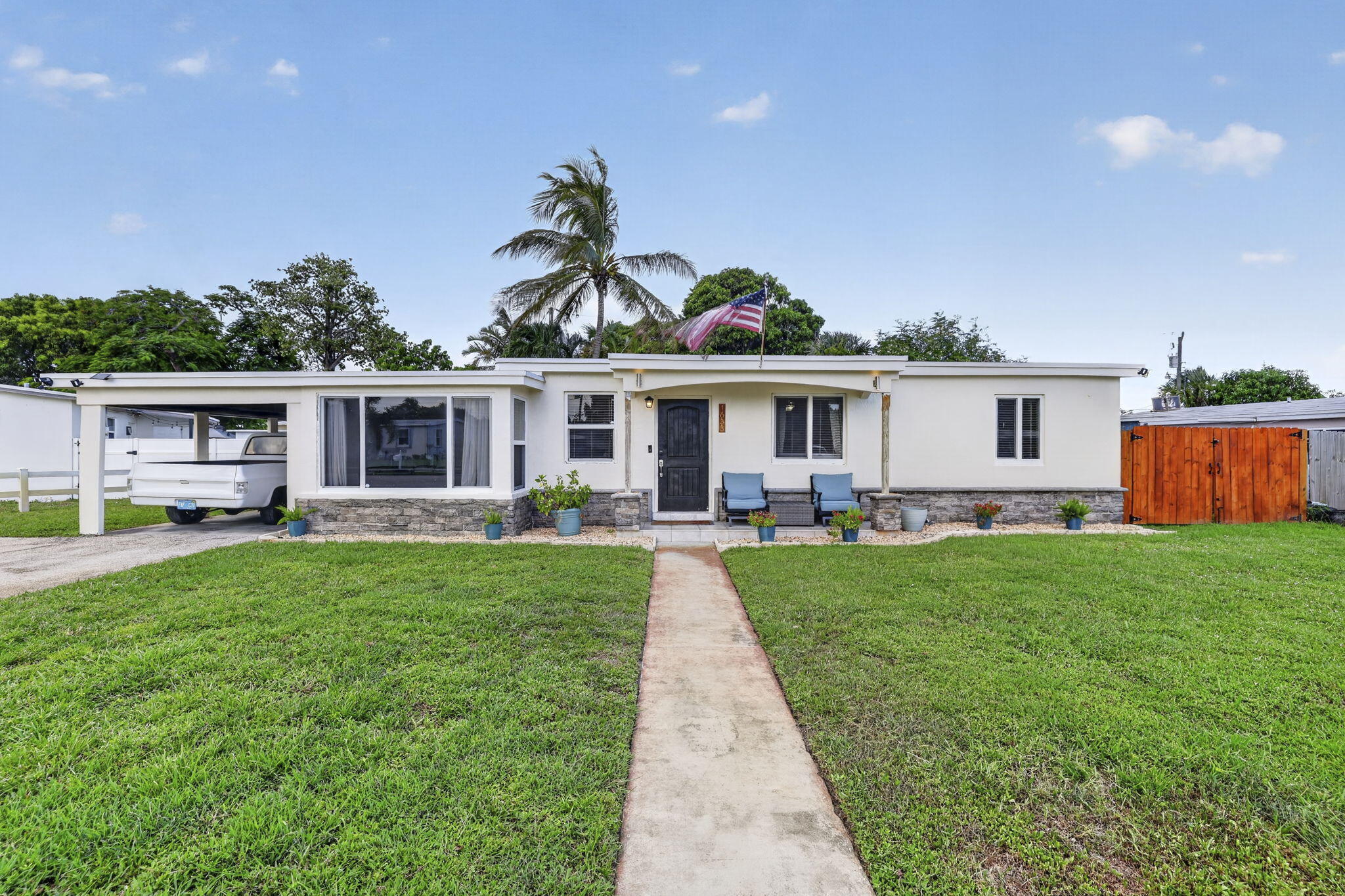 Foto de propiedad en 1633 NE 51st Court, Pompano Beach, FL 33064 Pompano Beach con MLS# 