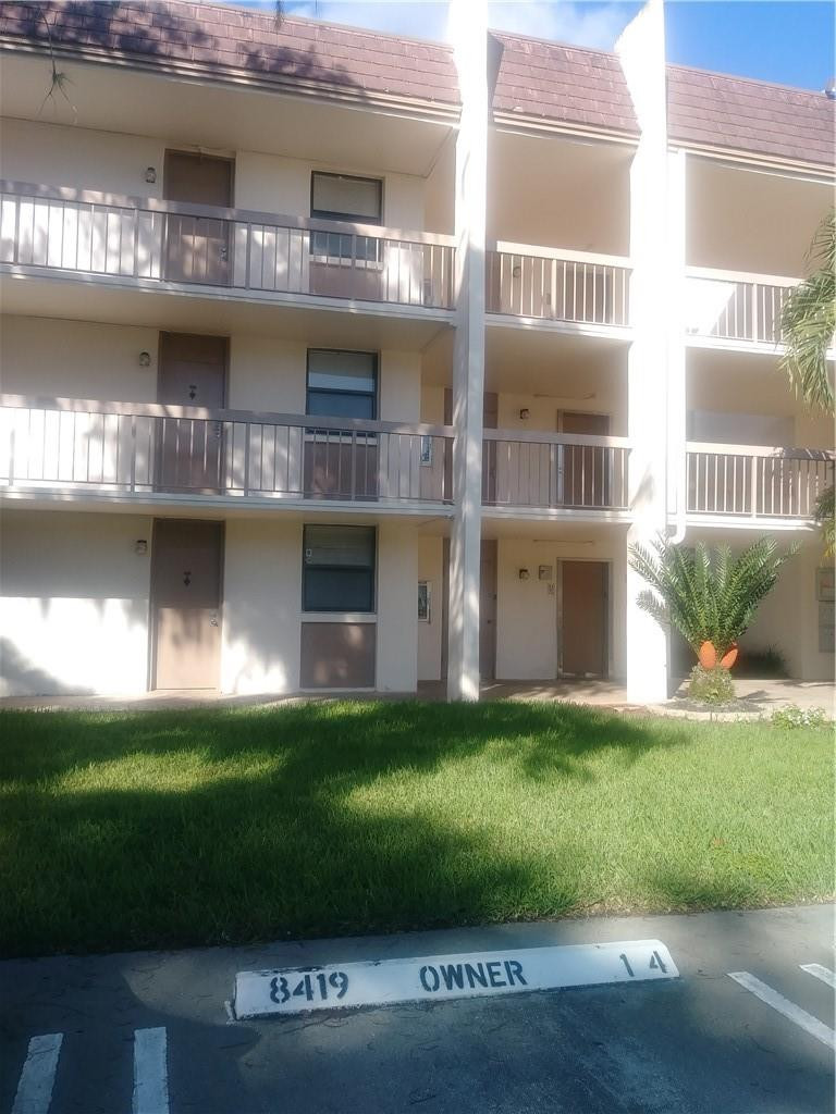 Foto de propiedad en 8419 Forest Hills Drive 105, Coral Springs, FL 33065 Coral Springs con MLS# 