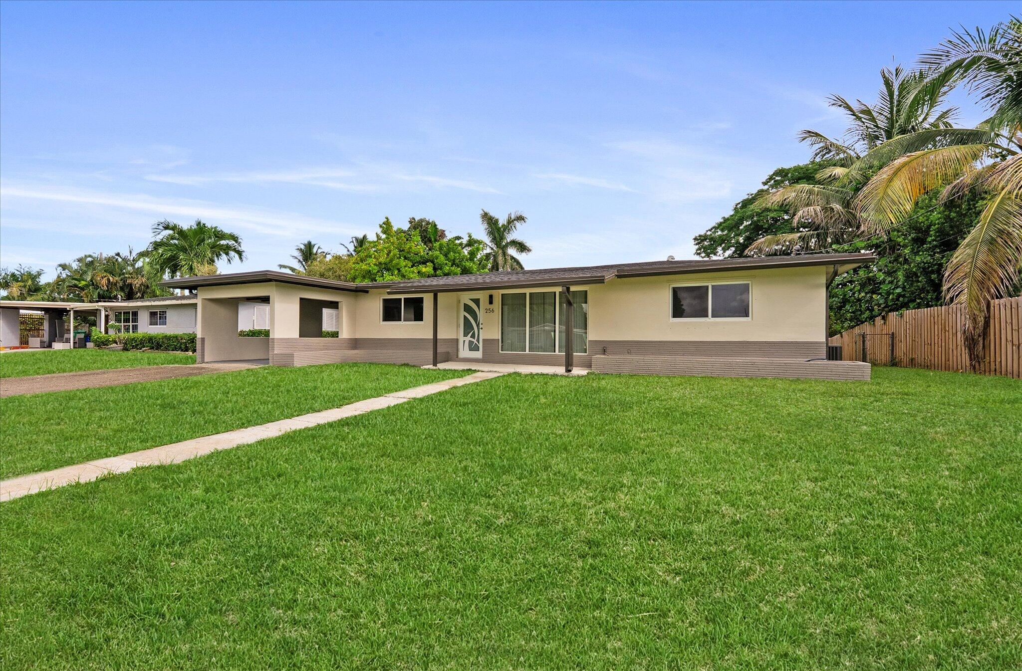 Foto de propiedad en 256 GREENBRIER Drive, Palm Springs, FL 33461 Palm Springs con MLS# 