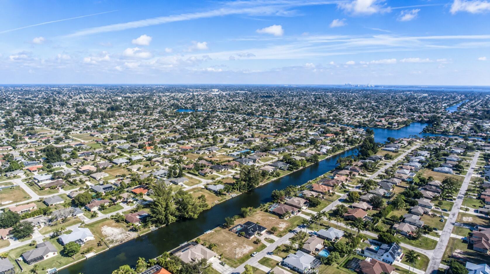 Foto de propiedad en 217 SE 21ST Street, Cape Coral, FL 33990 Cape Coral con MLS# 