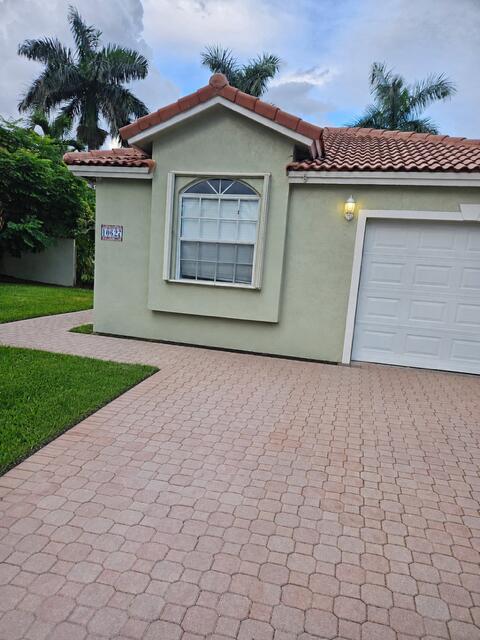 Foto de propiedad en 10627 NW 7TH Street, Pembroke Pines, FL 33026 Pembroke Pines con MLS# 
