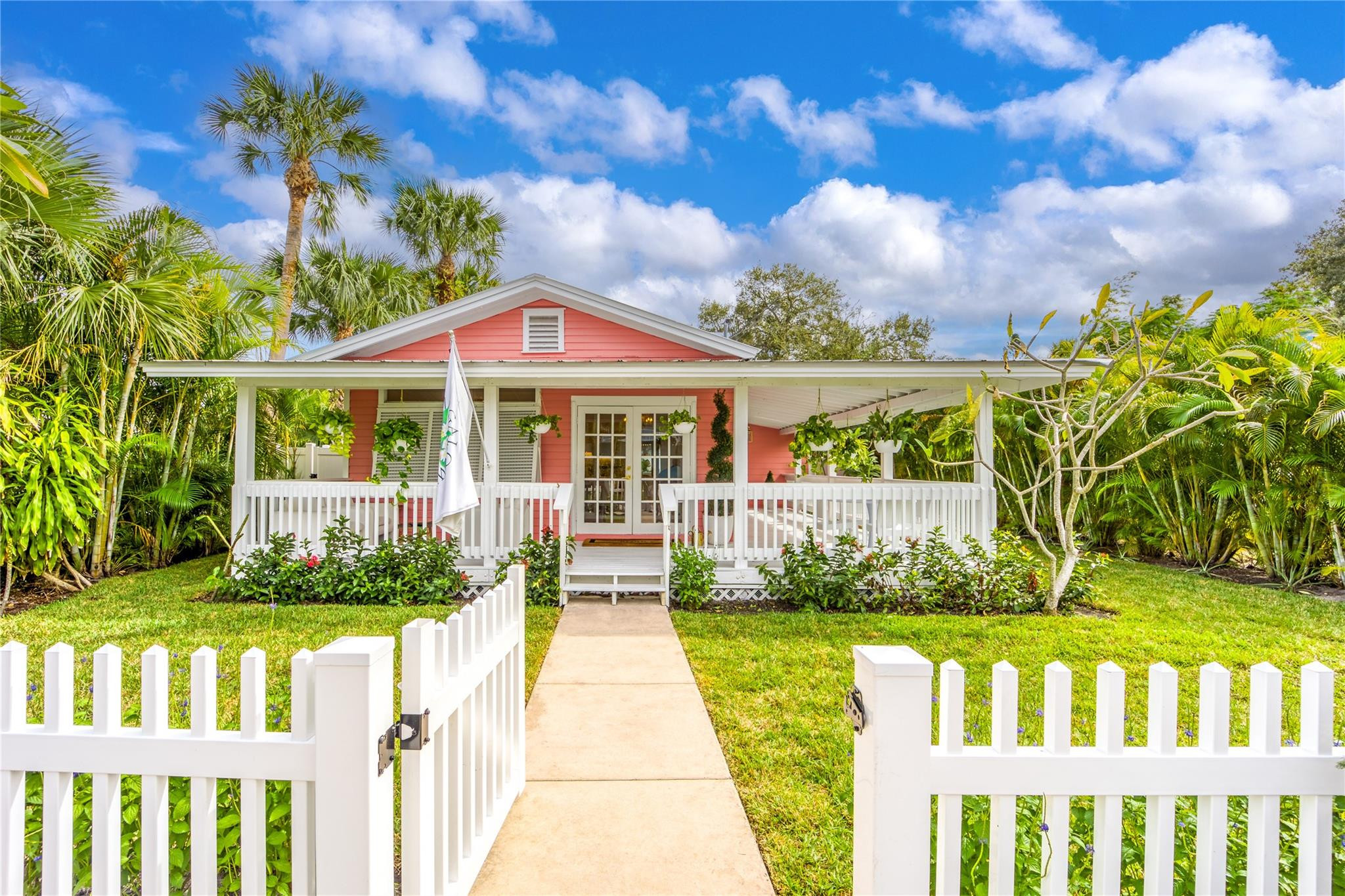 Foto de propiedad en 645 SW CLEVELAND Avenue, Stuart, FL 34994 Stuart con MLS# 