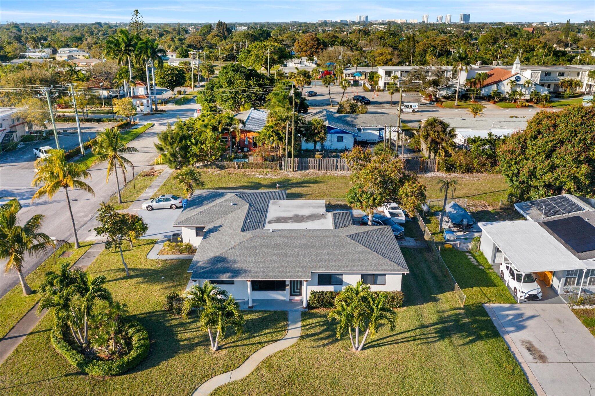 Foto de propiedad en 651 Foresteria Drive, Lake Park, FL 33403 Lake Park con MLS# 