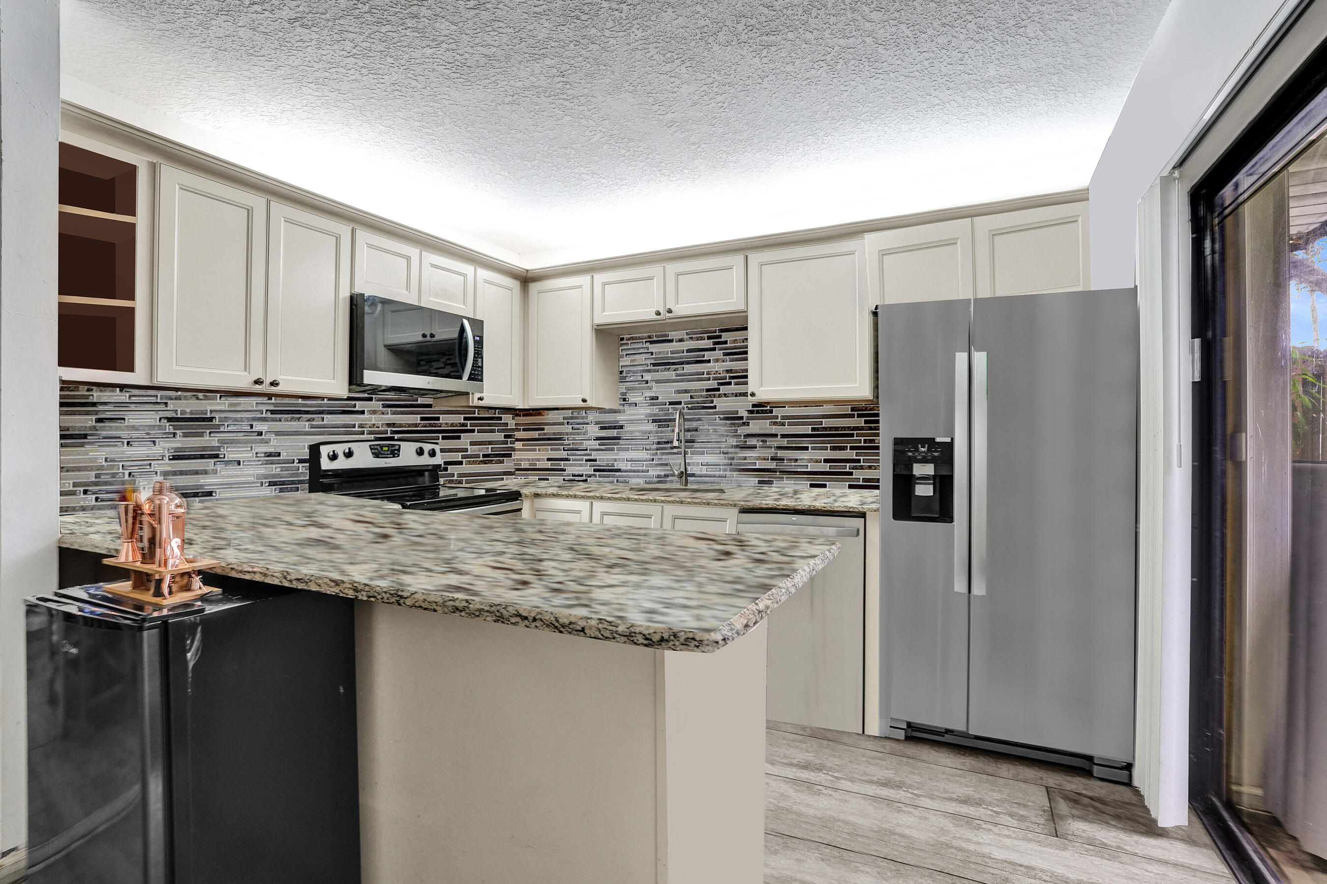 Foto de propiedad en 9993 NW 7th Street, Plantation, FL 33324 Plantation con MLS# 