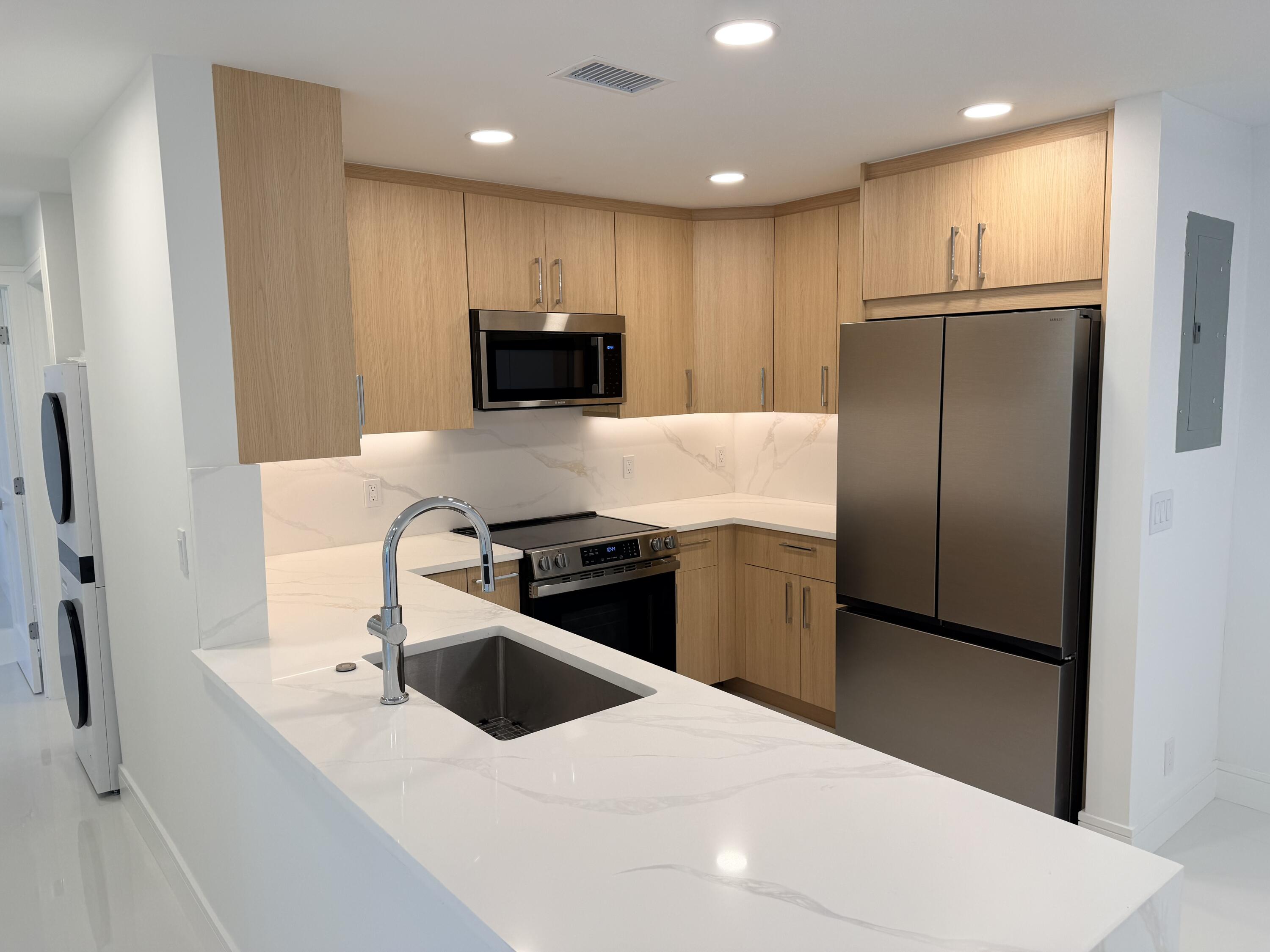 Foto de propiedad en 6439 BAY CLUB Drive 1, Fort Lauderdale, FL 33308 Fort Lauderdale con MLS# 
