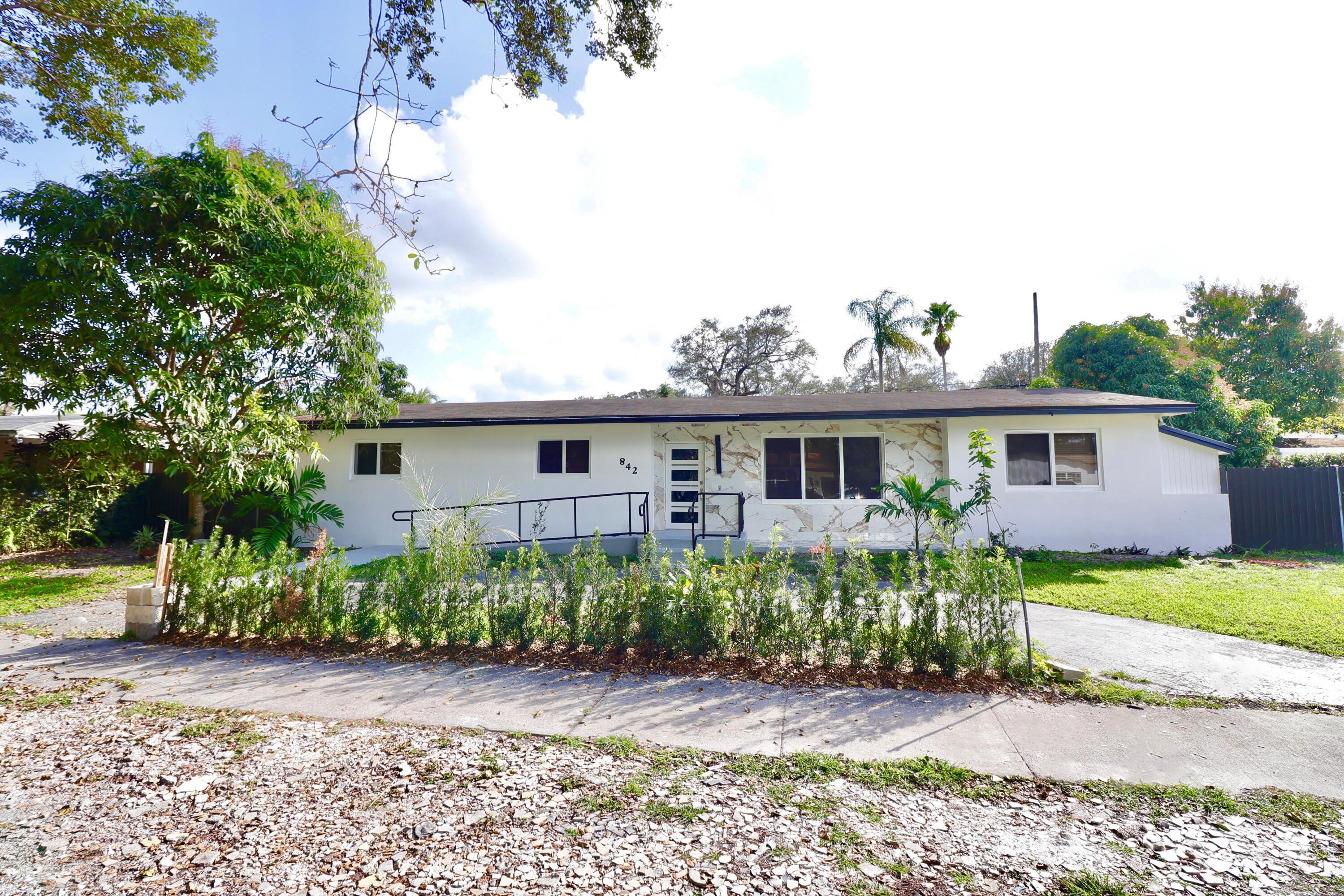 Foto de propiedad en 842 NE 154TH Street, Miami, FL 33162 Miami con MLS# 