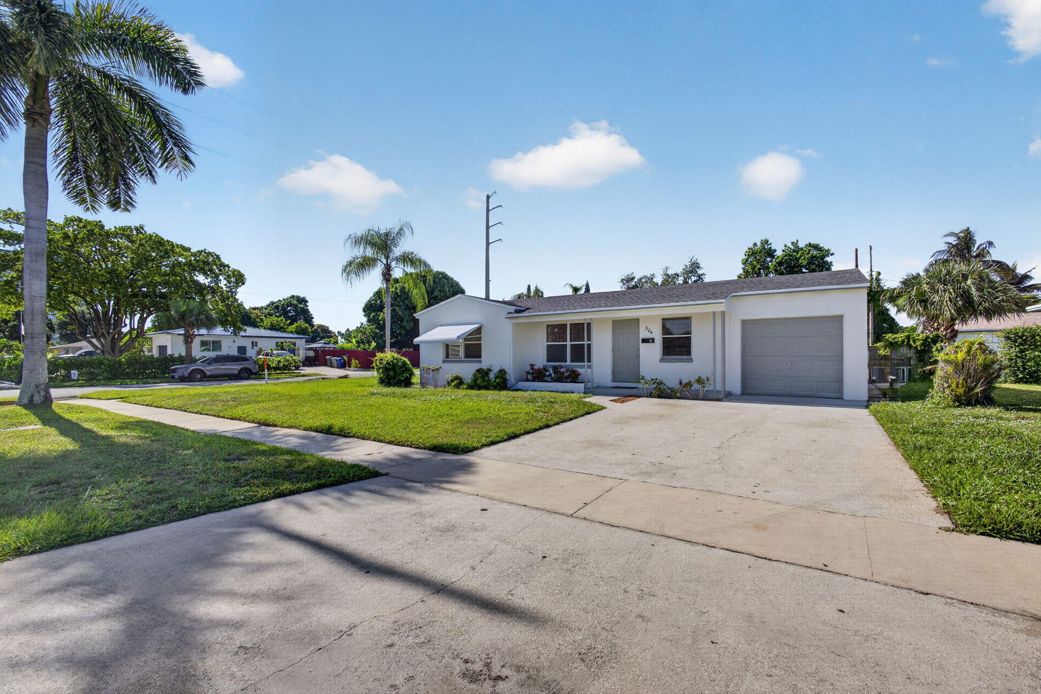 Foto de propiedad en 304 Cypress Drive, Lake Park, FL 33403 Lake Park con MLS# 