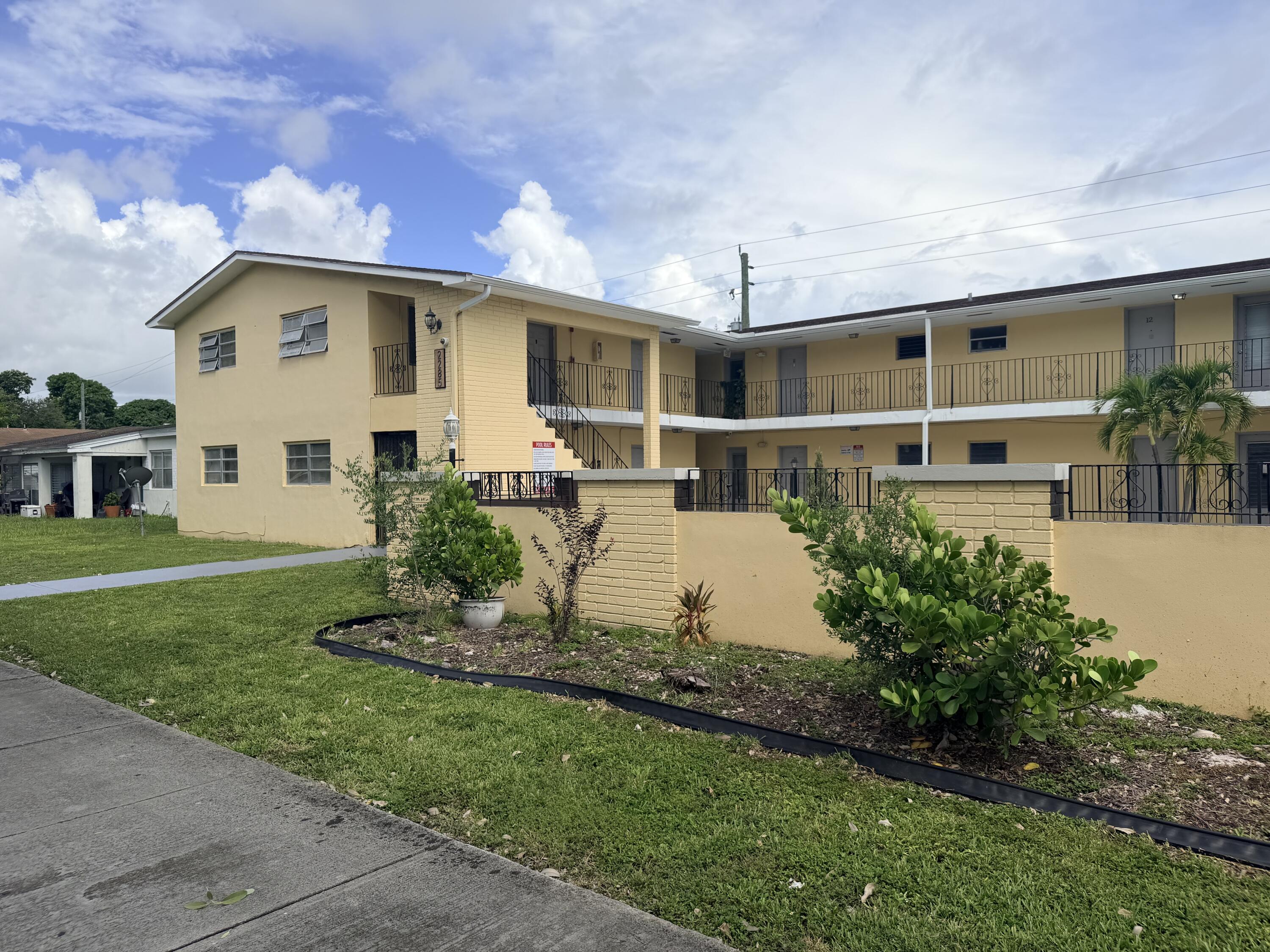 Foto de propiedad en 2285 NE 172ND Street 15, North Miami Beach, FL 33160 North Miami Beach con MLS# 