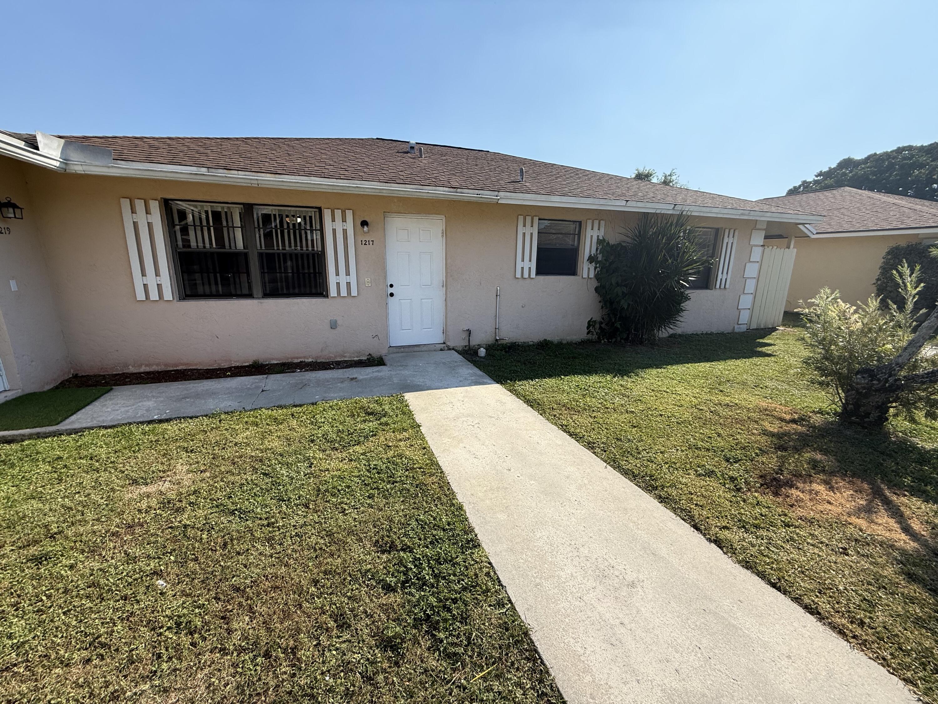 Foto de propiedad en 1213 WHITE PINE Drive, Wellington, FL 33414 Wellington con MLS# 
