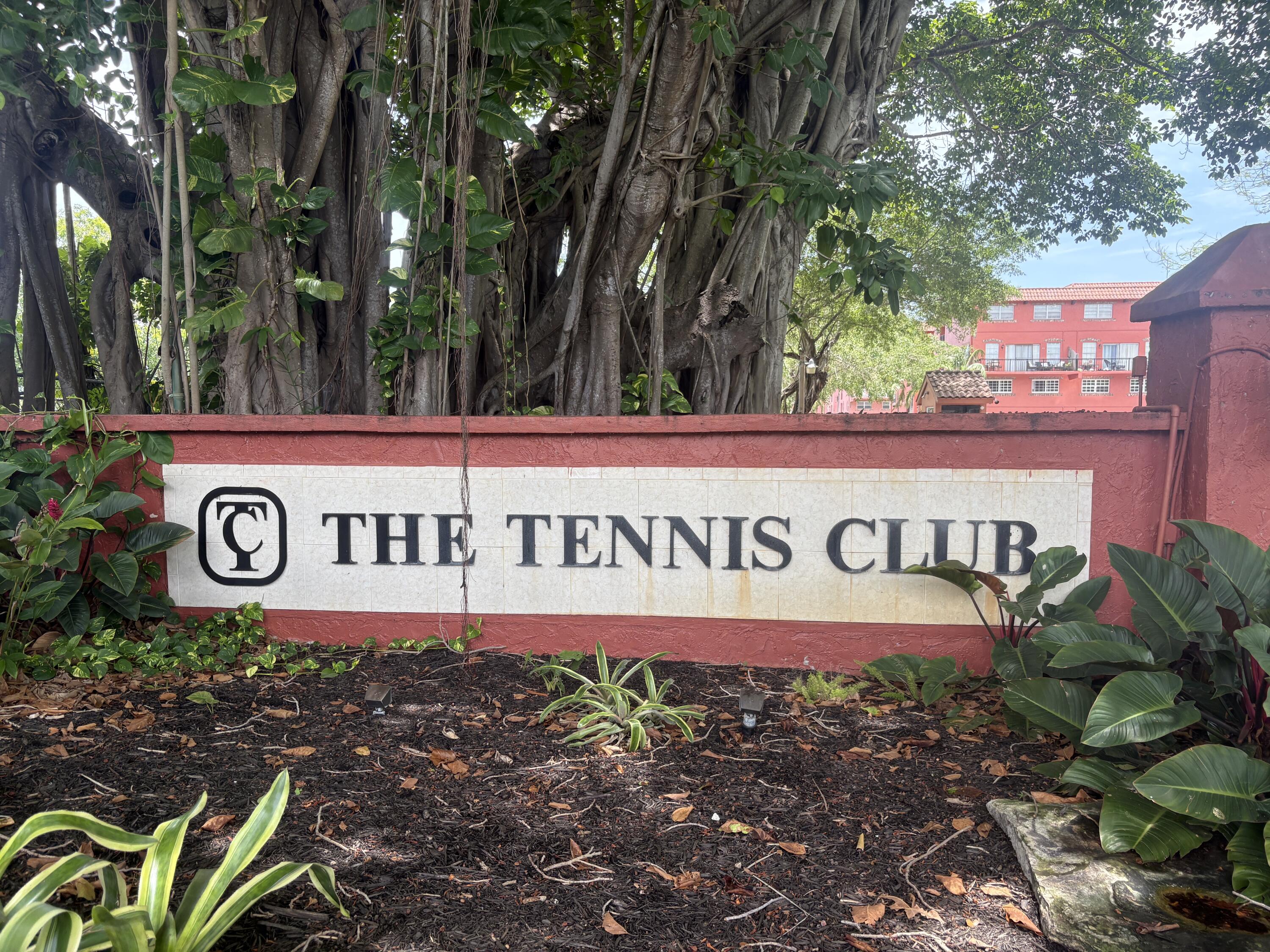 Foto de propiedad en 680 TENNIS CLUB Drive 303, Fort Lauderdale, FL 33311 Fort Lauderdale con MLS# 