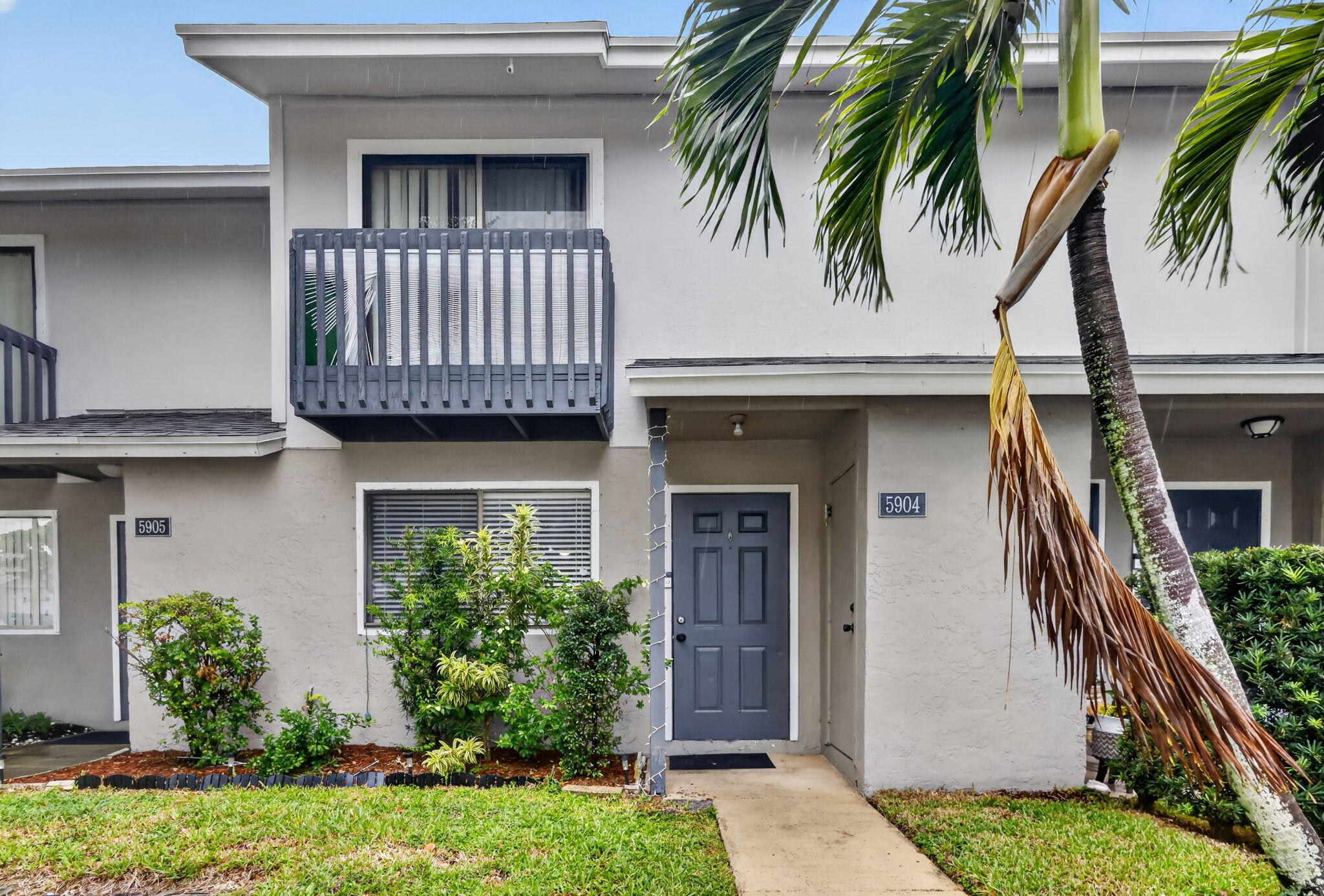 Foto de propiedad en 5904 Channel Drive, Greenacres, FL 33463 Greenacres con MLS# 