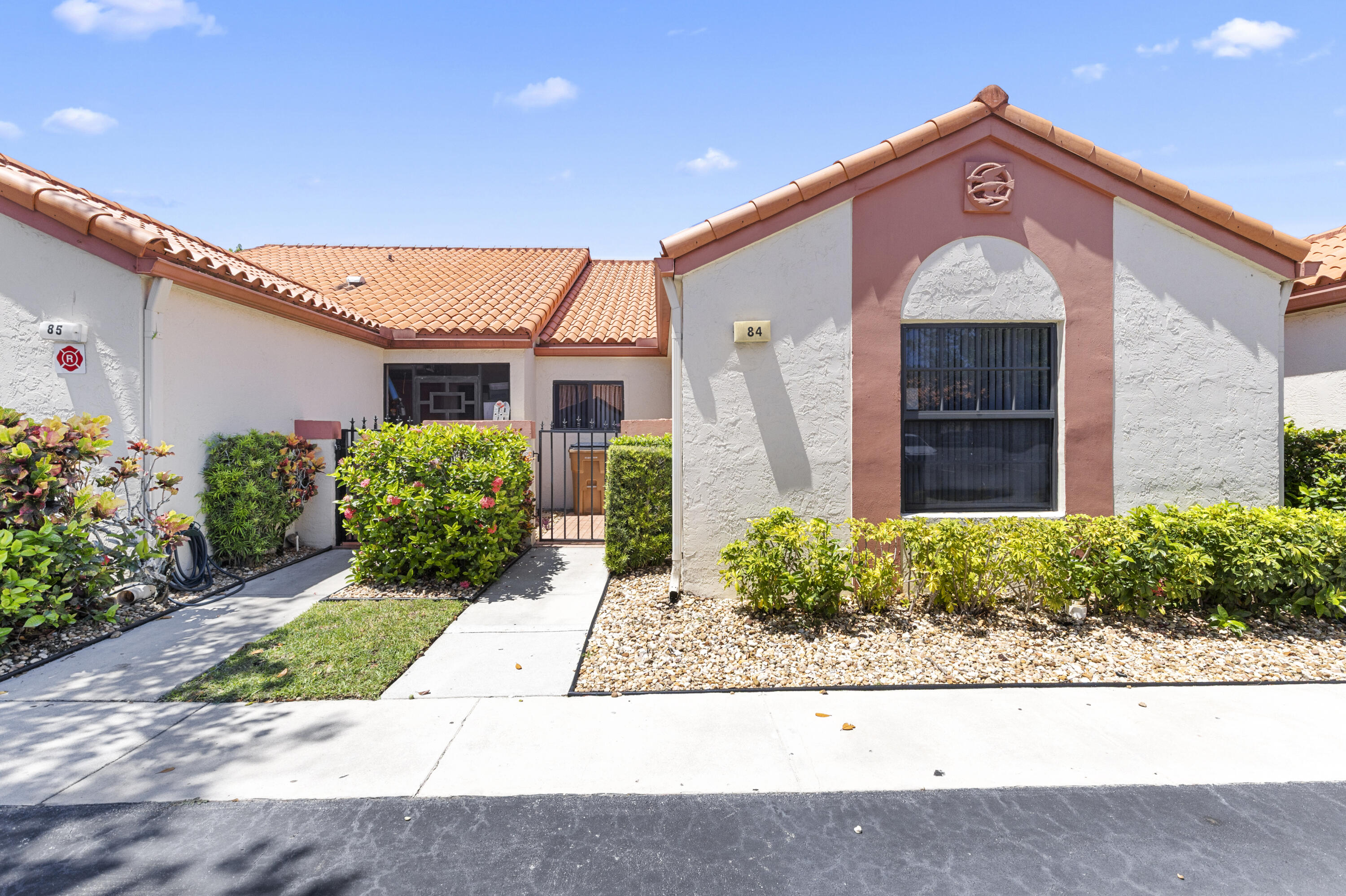 Foto de propiedad en 84 CENTENNIAL Court, Deerfield Beach, FL 33442 Deerfield Beach con MLS# 