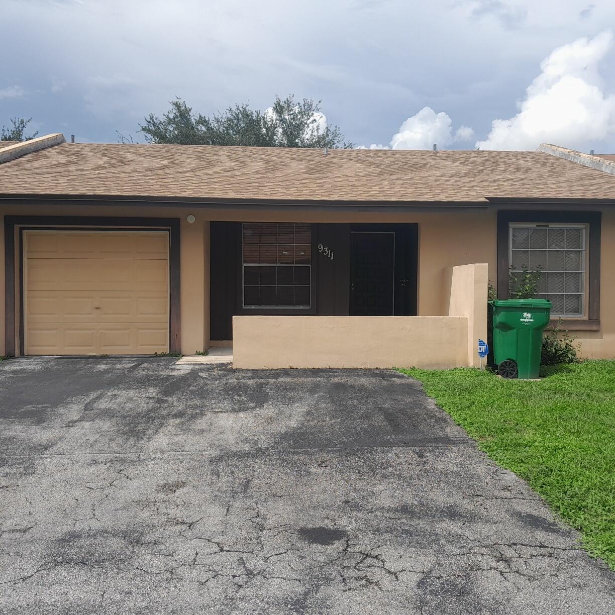 Foto de propiedad en 9311 E HEATHER Lane, Miramar, FL 33025 Miramar con MLS# 