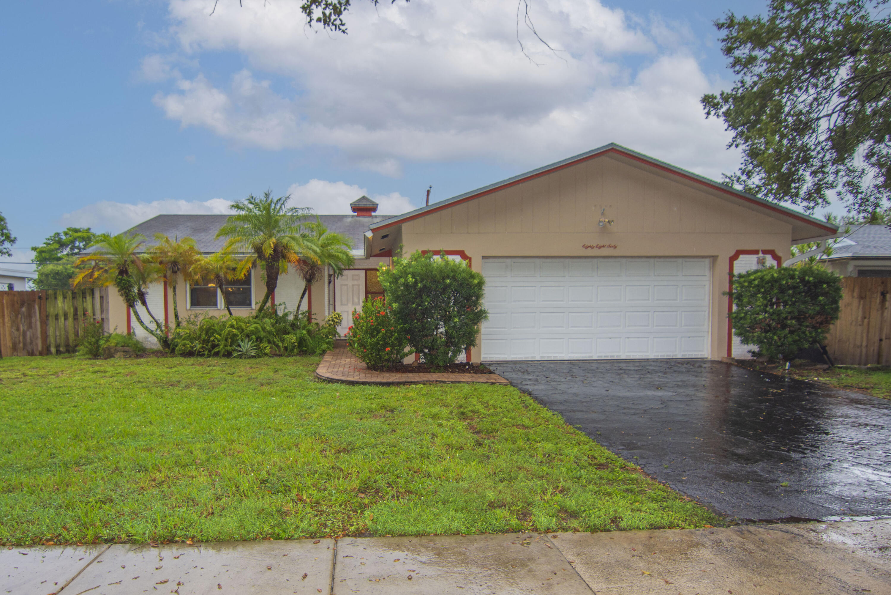 Foto de propiedad en 8860 SW 49TH Street, Cooper City, FL 33328 Cooper City con MLS# 