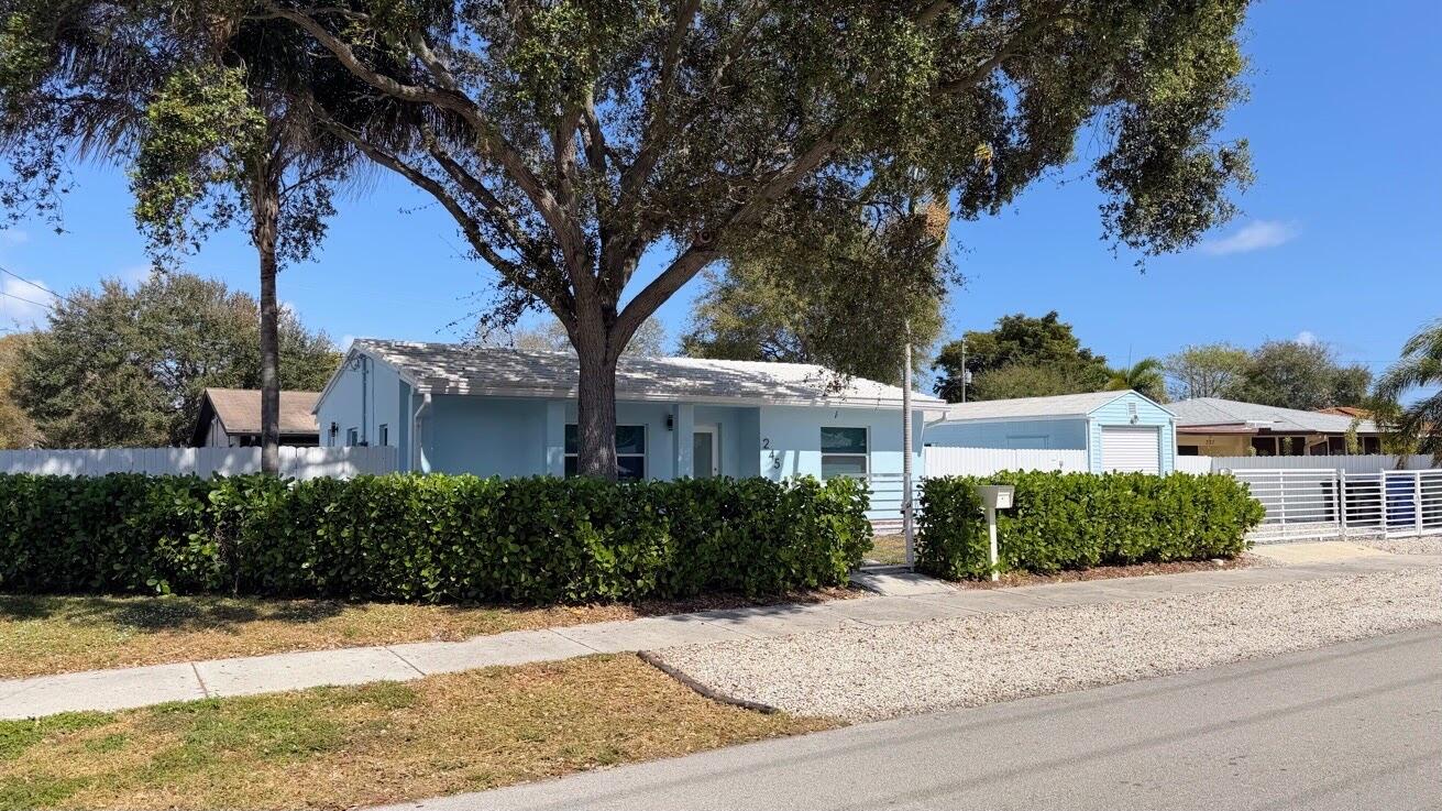 Foto de propiedad en 245 SW 20TH Street, Fort Lauderdale, FL 33315 Fort Lauderdale con MLS# 