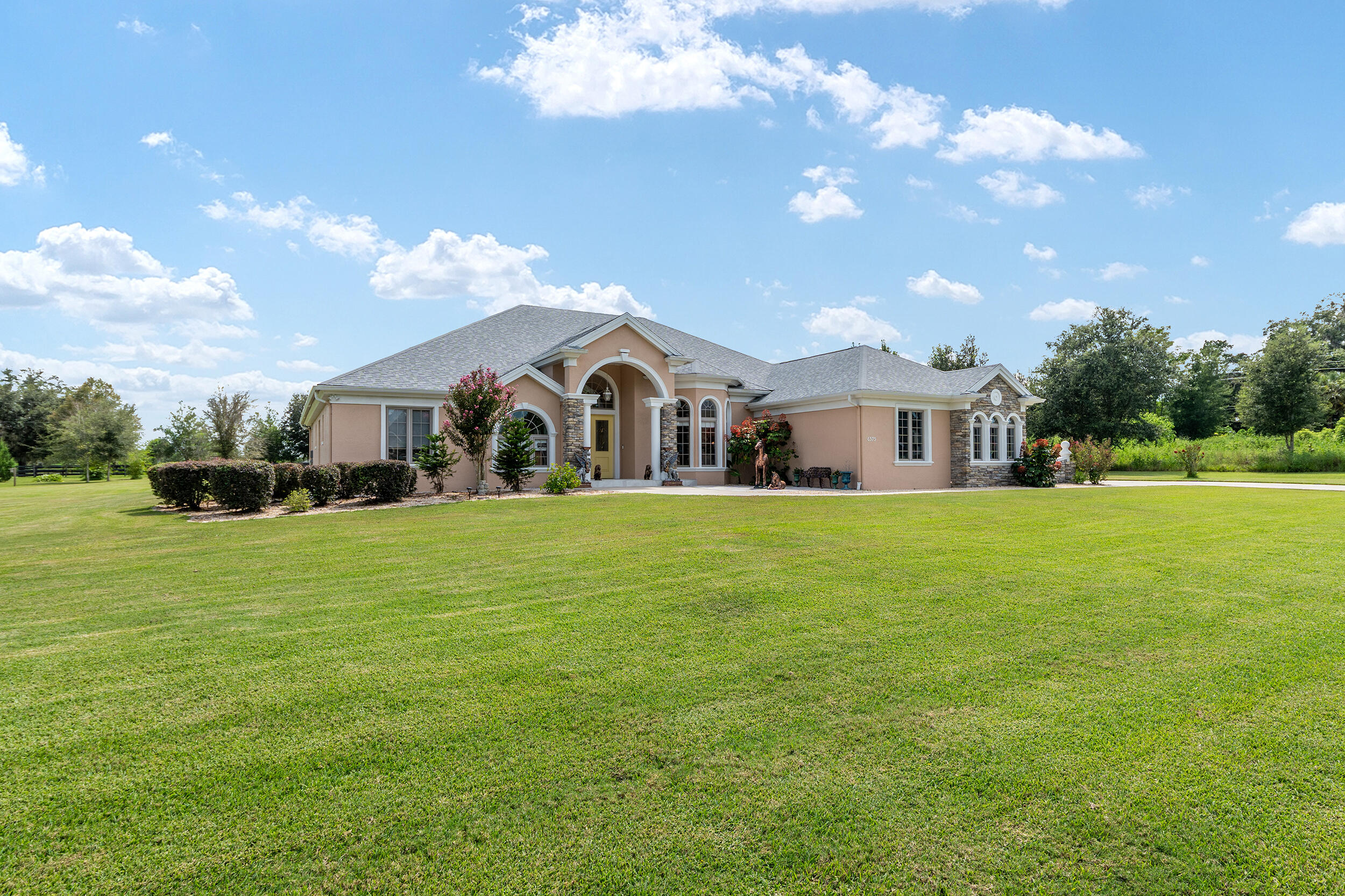 Foto de propiedad en 6575 S Magnolia Avenue, Ocala, FL 34471 Ocala con MLS# 