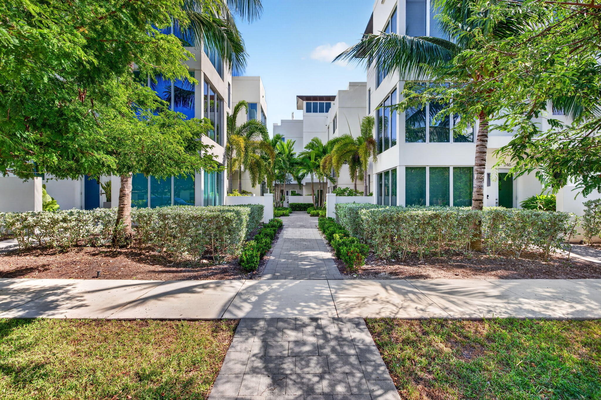 Foto de propiedad en 244 Garden Court, Lauderdale-By-The-Sea, FL 33308 Lauderdale-By-The-Sea con MLS# 