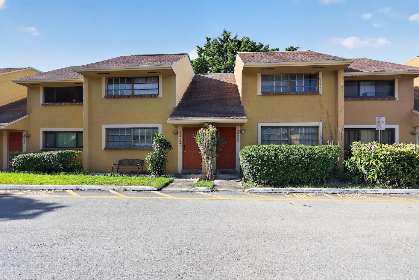 Foto de propiedad en 3254 N PINE ISLAND Road, Sunrise, FL 33351 Sunrise con MLS# 