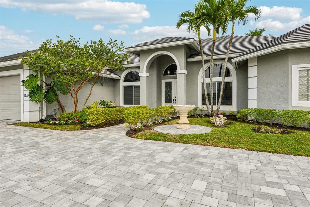 Foto de propiedad en 1919 S CLUB Drive, Wellington, FL 33414 Wellington con MLS# 