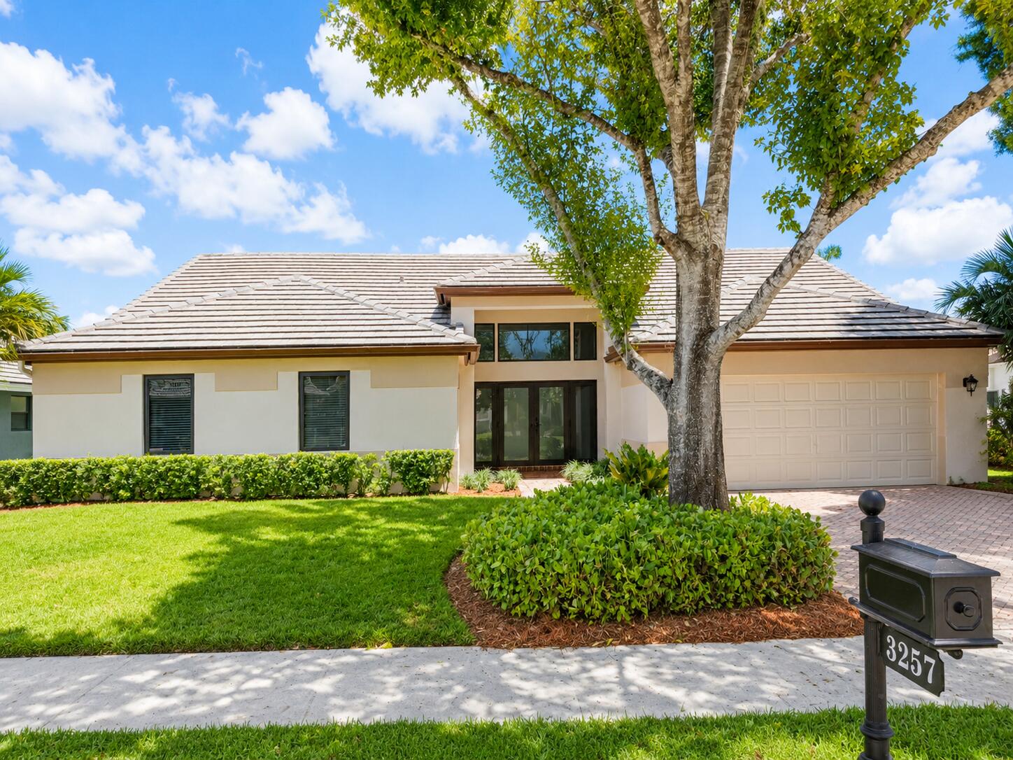 Foto de propiedad en 3257 BEECHBERRY Circle, Davie, FL 33328 Davie con MLS# 