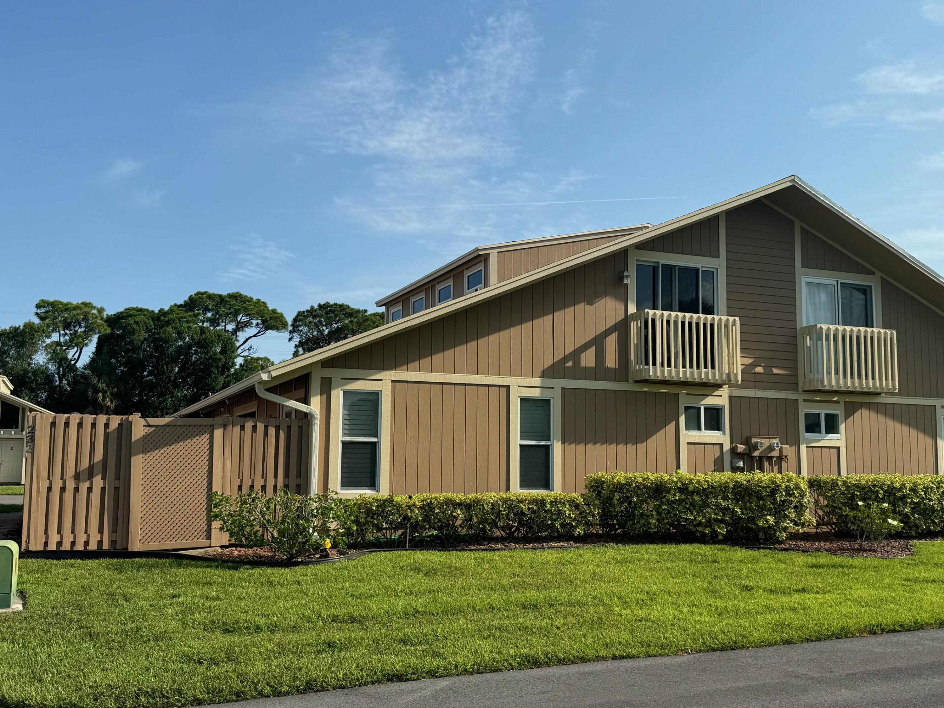 Foto de propiedad en 232 Maplecrest Circle, Jupiter, FL 33458 Jupiter con MLS# 