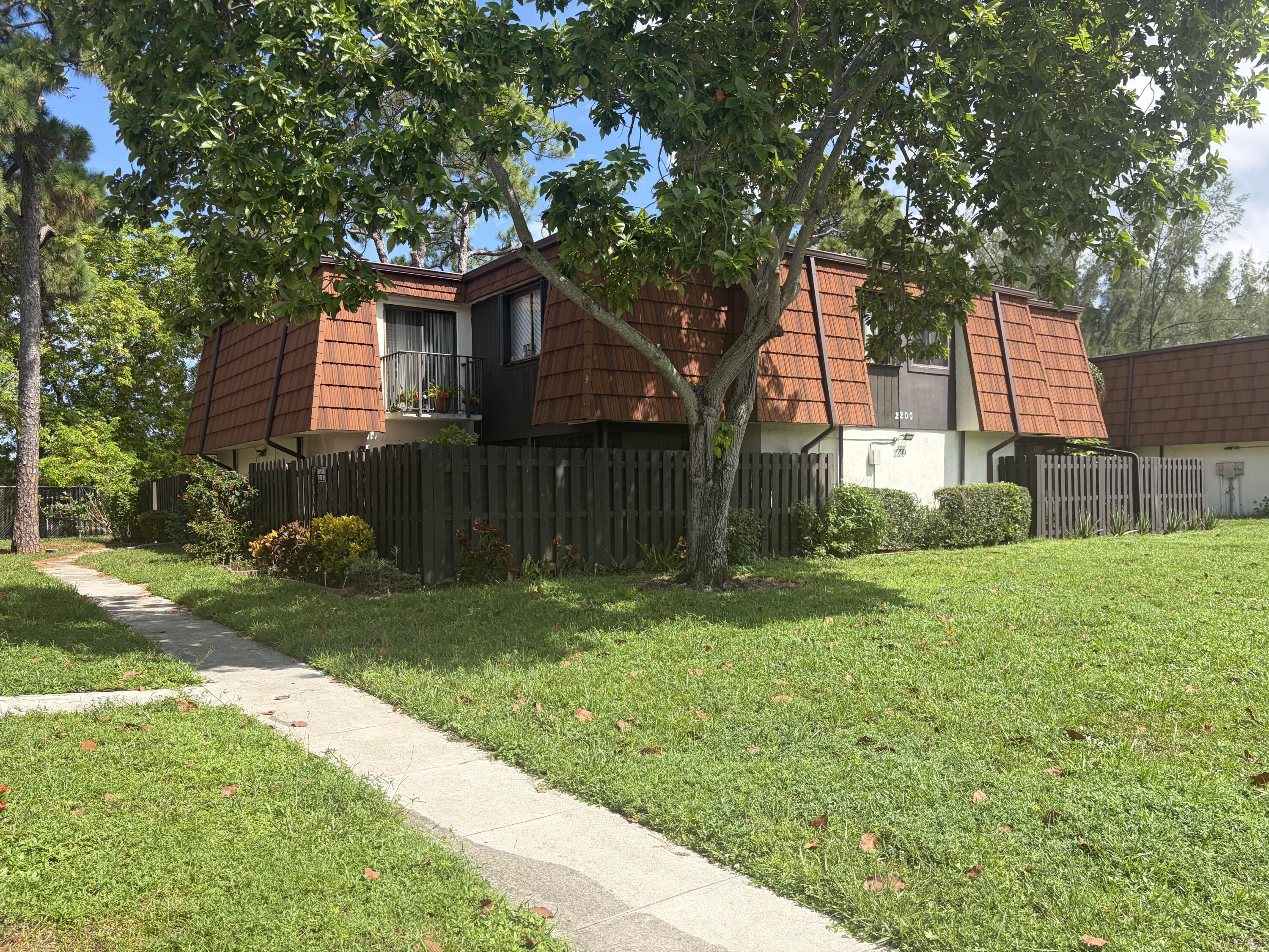 Foto de propiedad en 2200 White Pine Circle B, Greenacres, FL 33415 Greenacres con MLS# 
